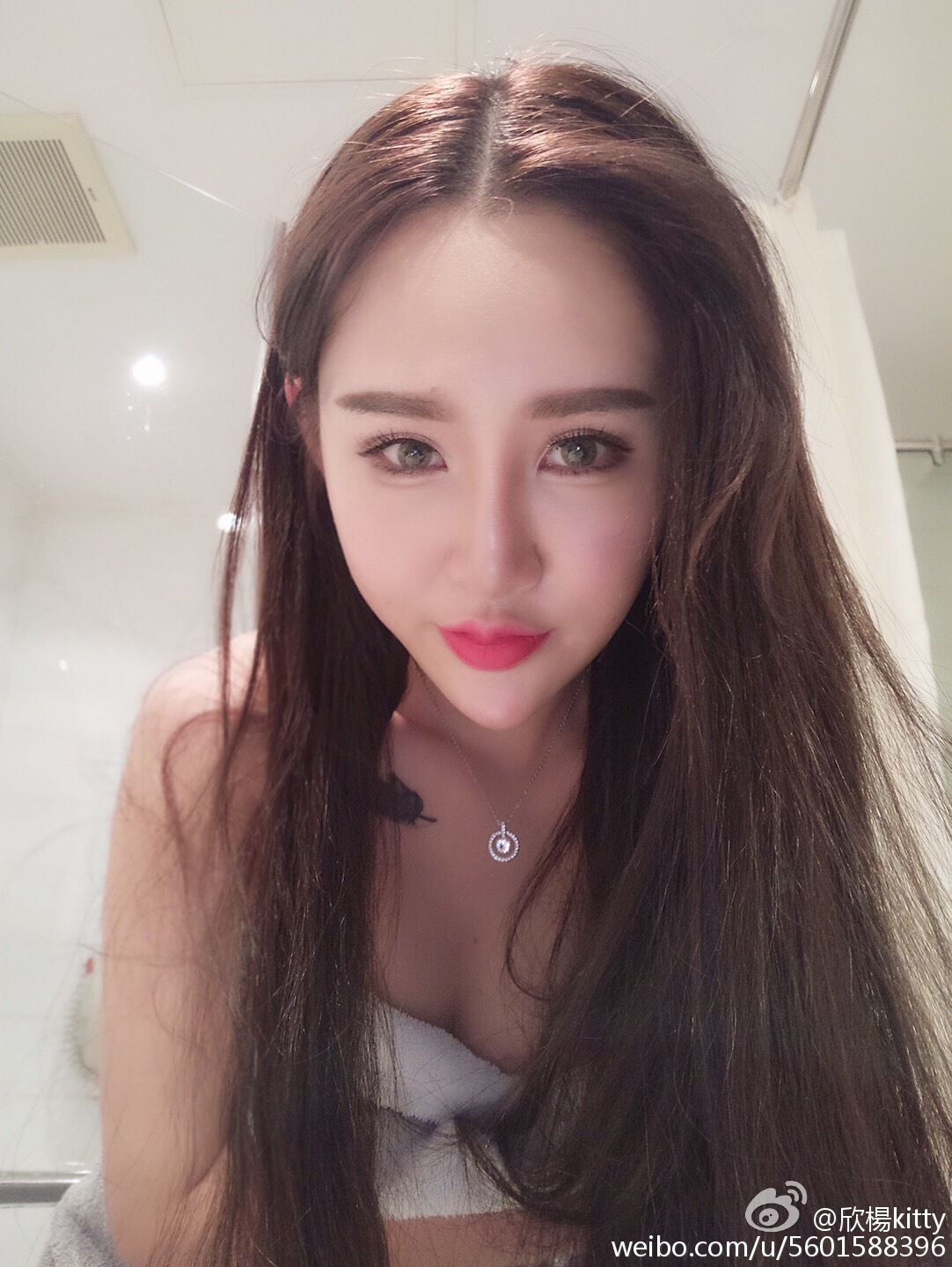 Kiss pop up photo of AISs star model Xin Yang