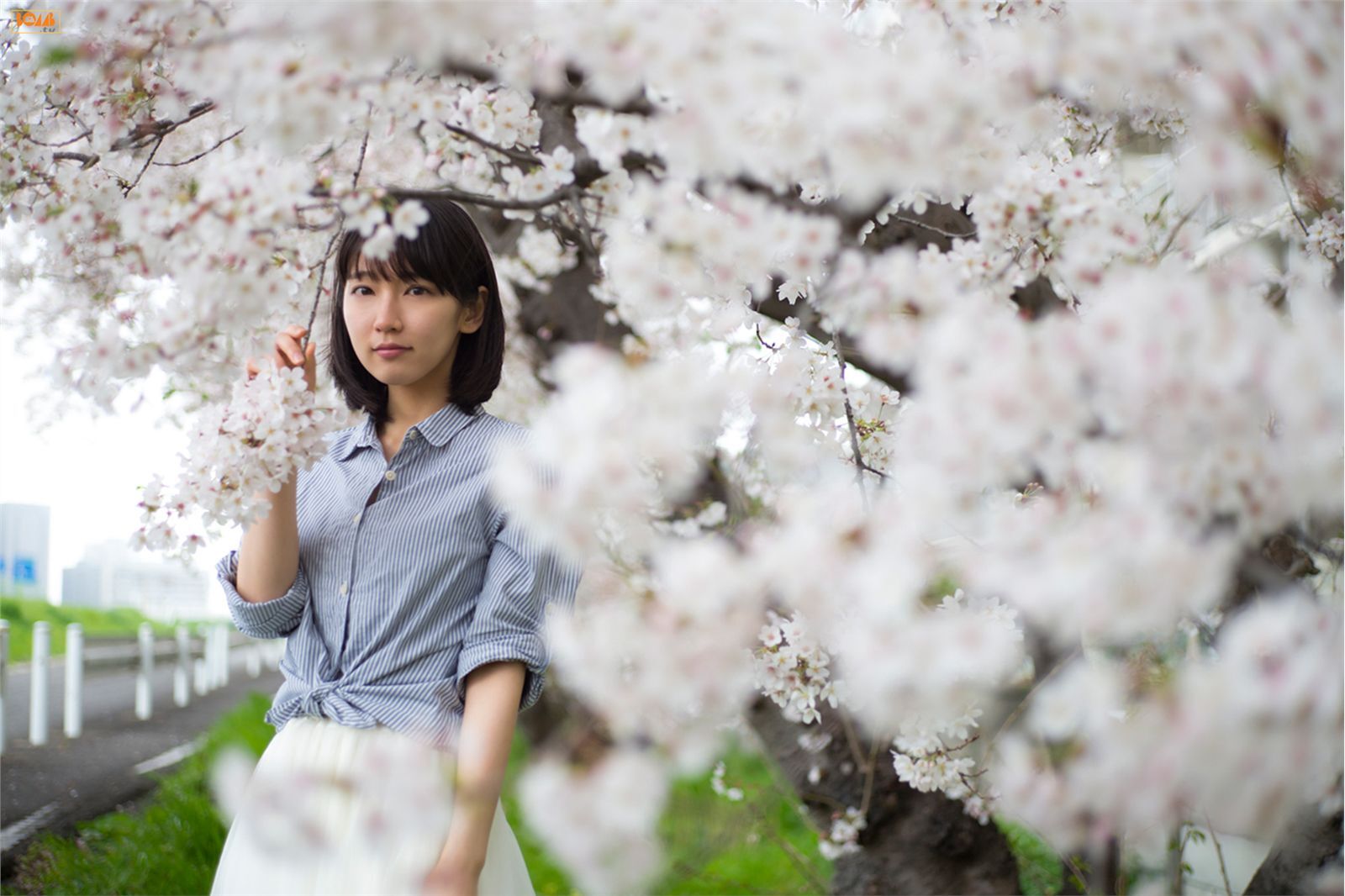 [BOMB.tv] GRavURE Channel 2015年06月号 Riho Yoshioka 吉岡里帆