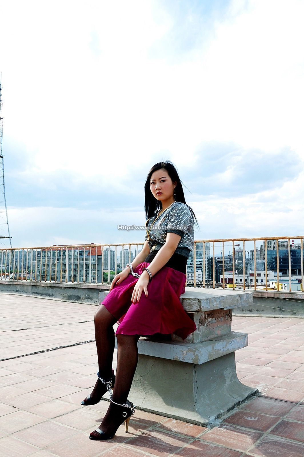 Black silk on xiaolulu's roof on May 18, 2007