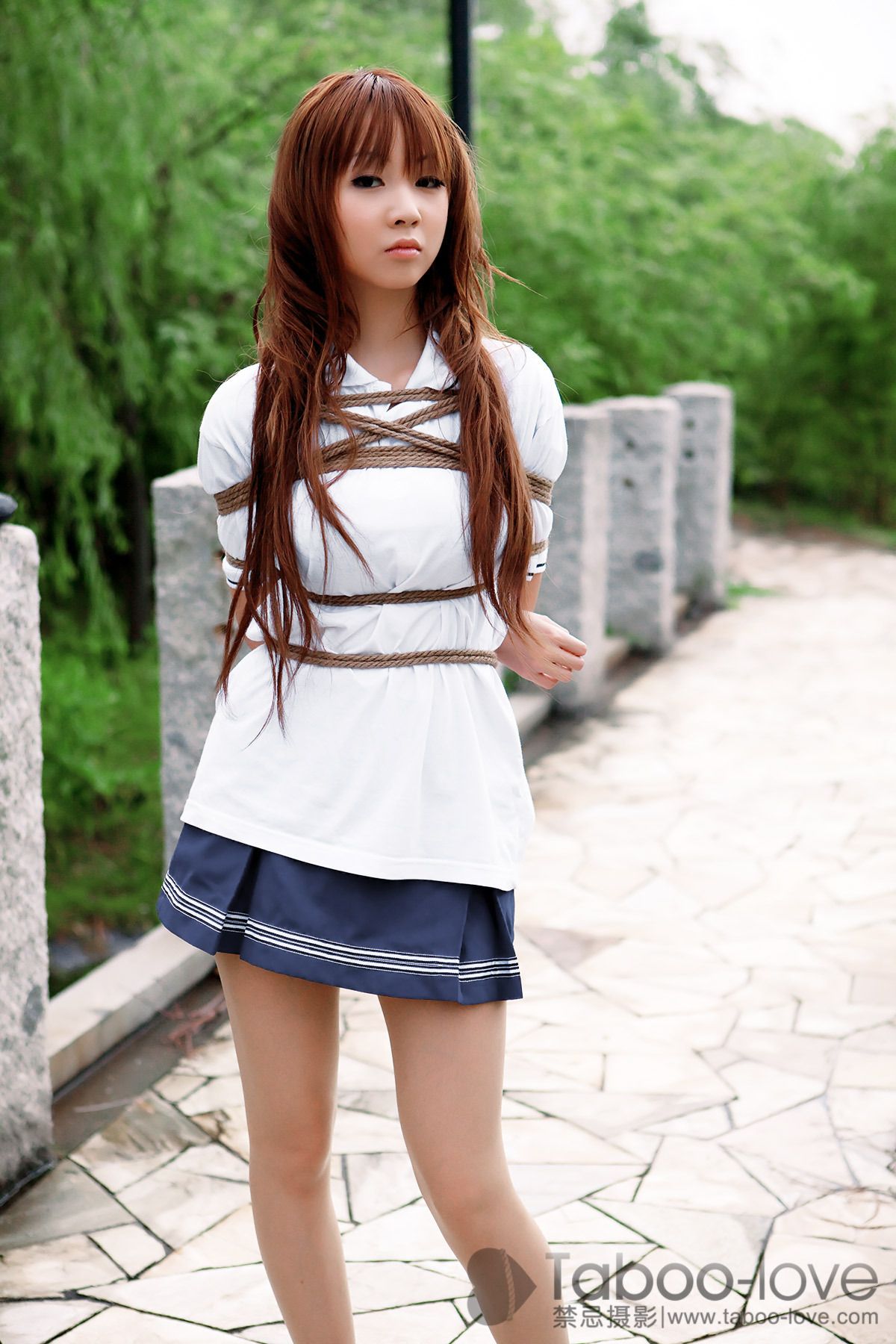 No.012 student sister's police uniform tied to autumn outing
