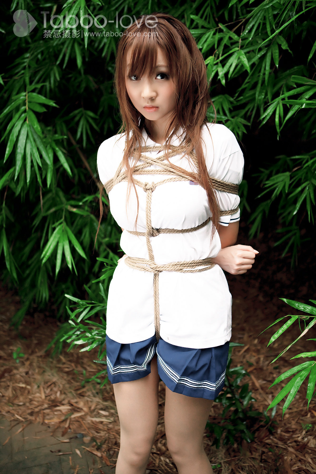 No.012 student sister's police uniform tied to autumn outing