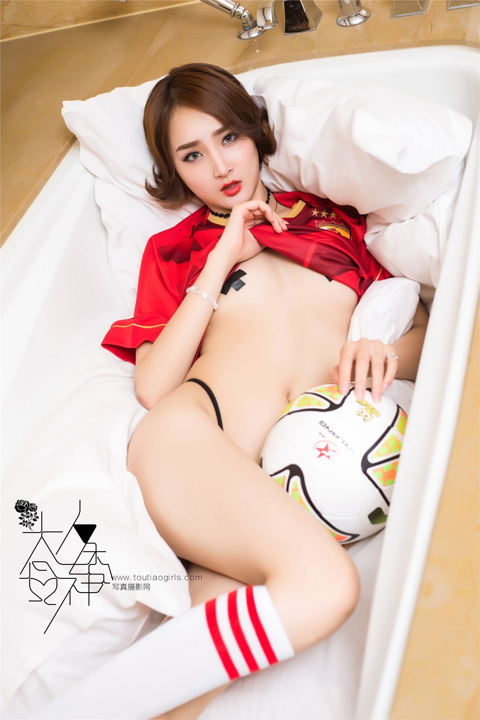 [Toutiao girls headline goddess] November 14, 2016 pay homage to Manchester United photo Zhou Xi AI