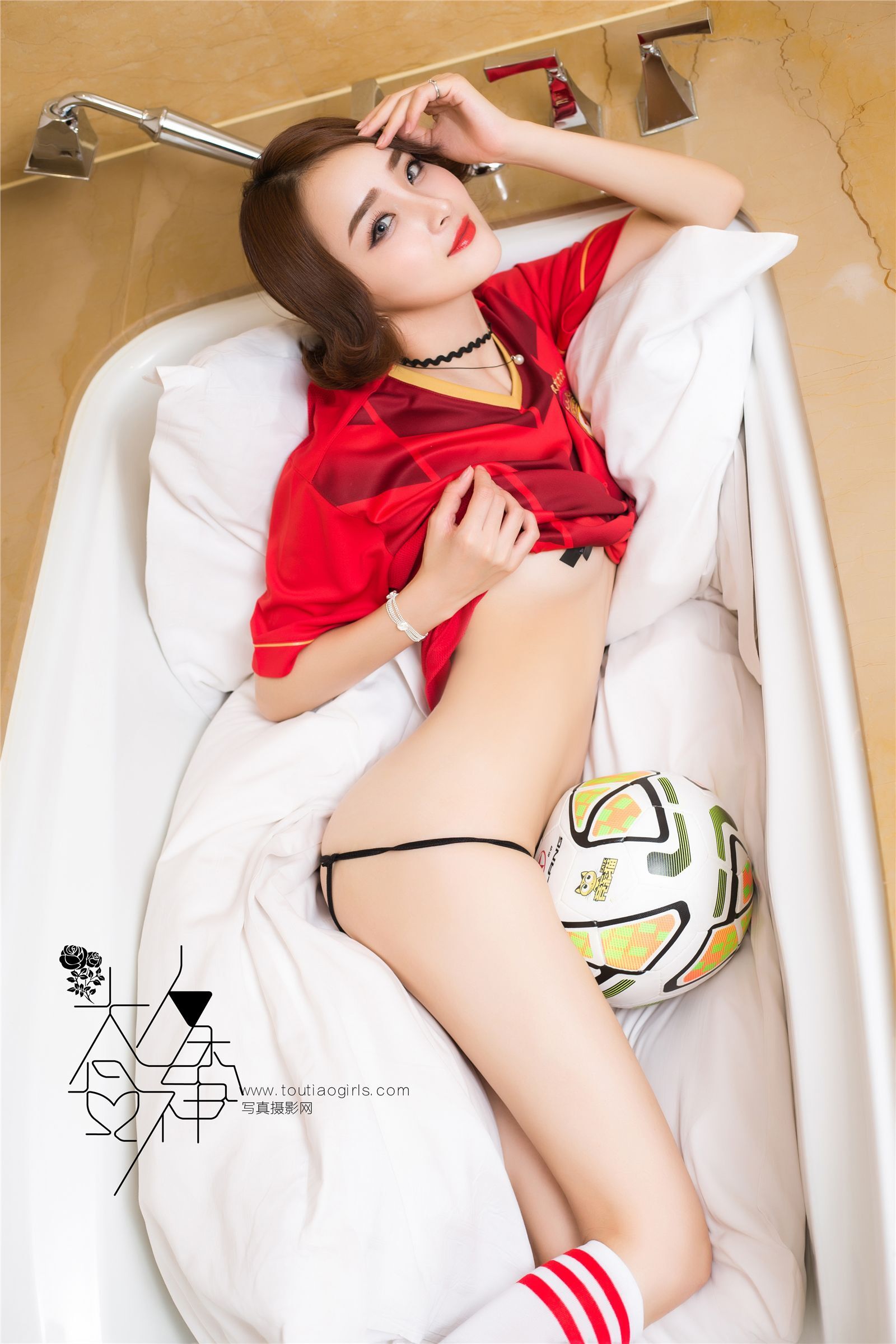 [Toutiao girls headline goddess] November 14, 2016 pay homage to Manchester United photo Zhou Xi AI