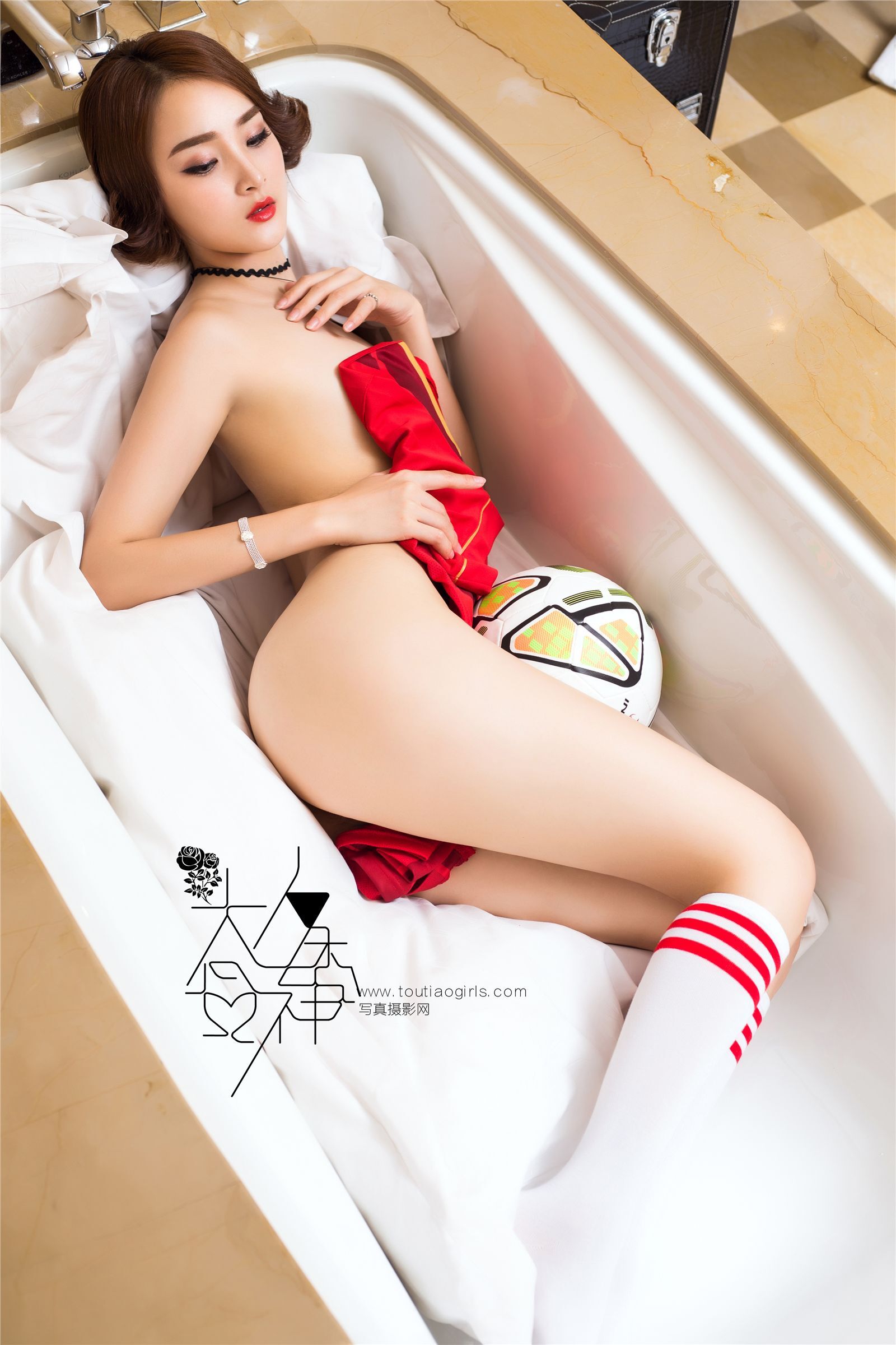 [Toutiao girls headline goddess] November 14, 2016 pay homage to Manchester United photo Zhou Xi AI