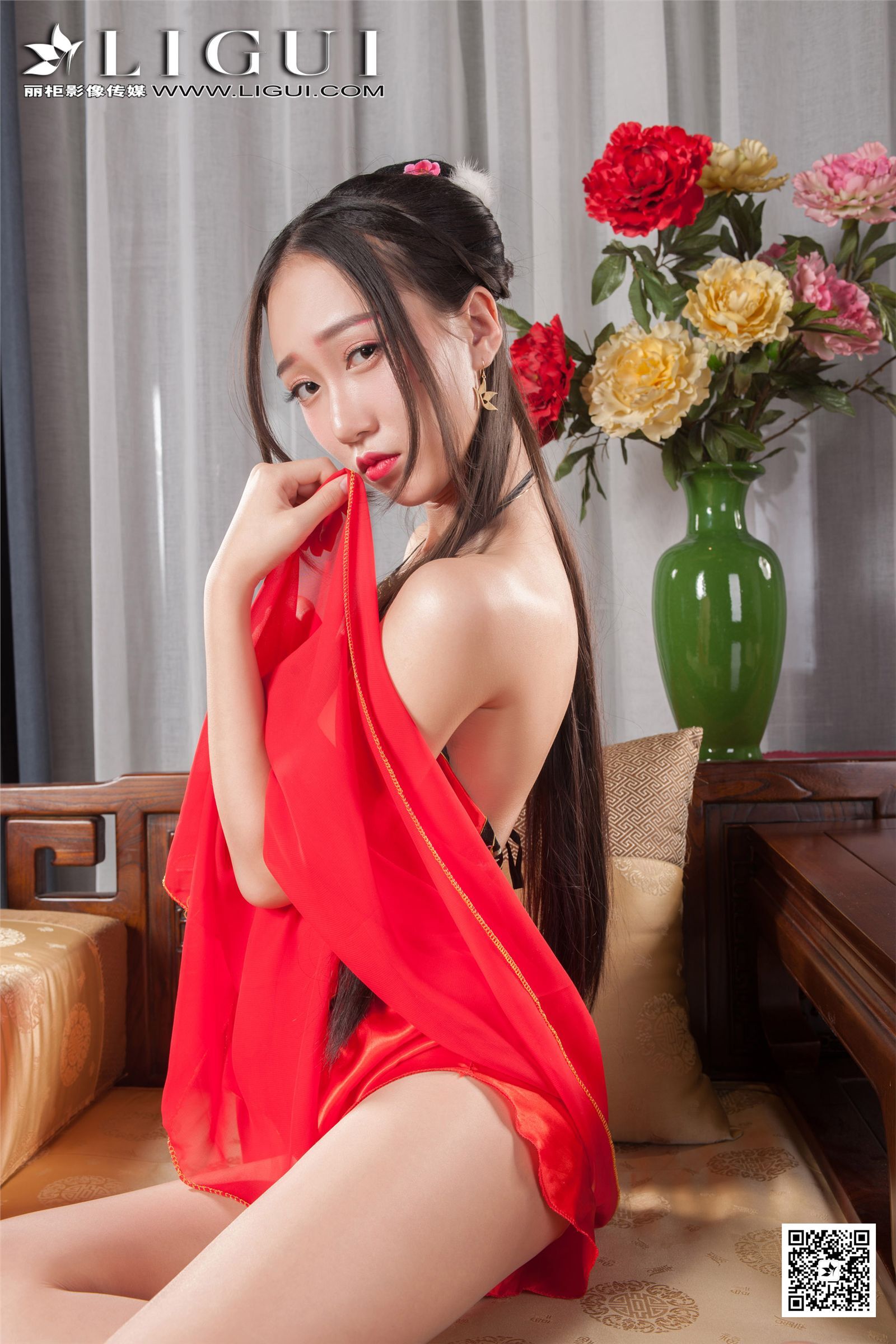 [ligui cabinet] May 8, 2017 fashion photo model red candle