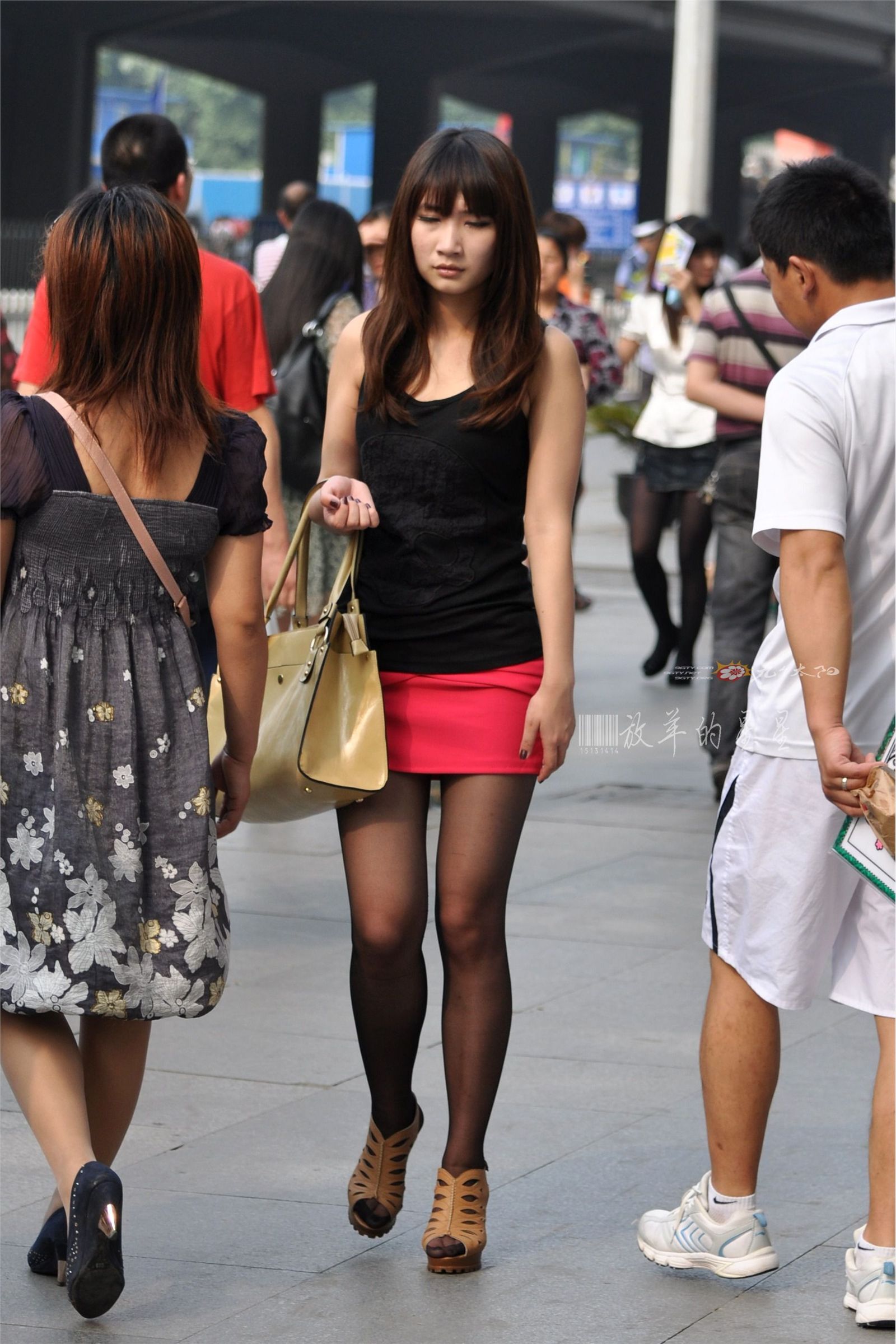 MM的红裙黑丝美腿看起来相当养眼