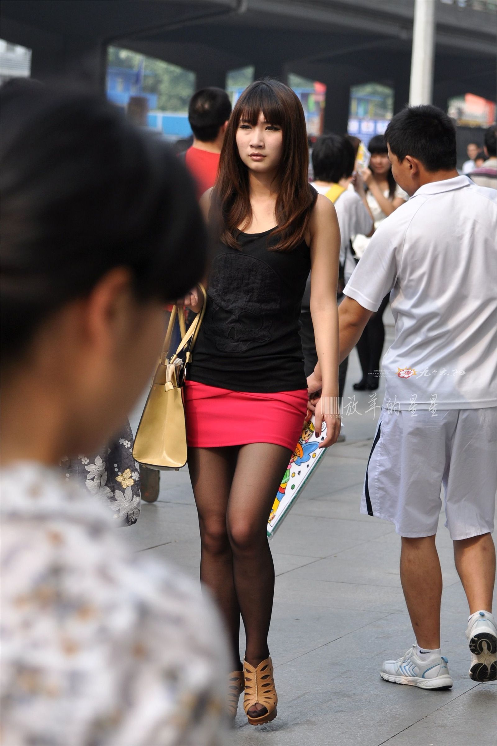 MM的红裙黑丝美腿看起来相当养眼
