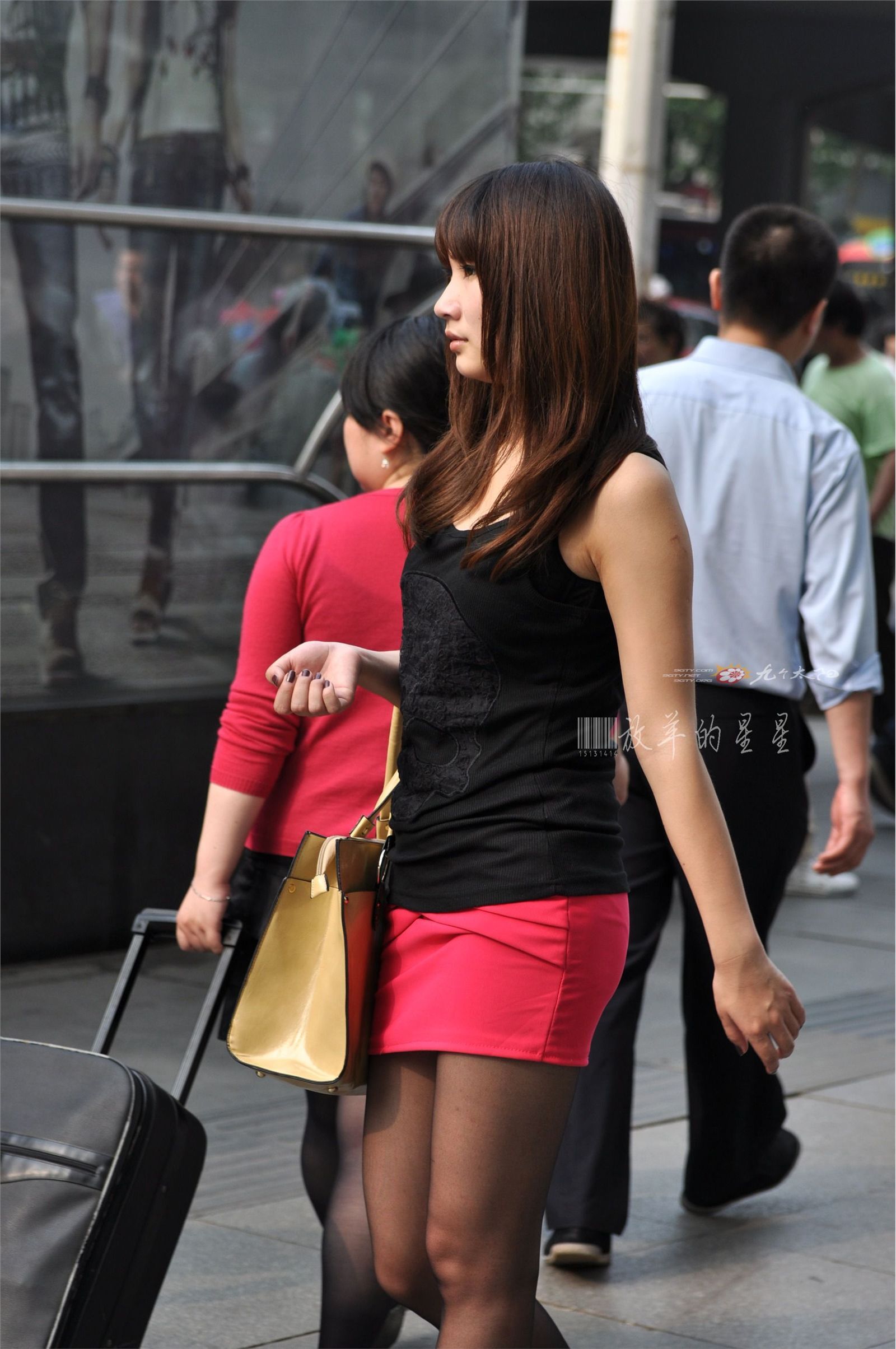MM's red skirt and black silk legs look very eye-catching