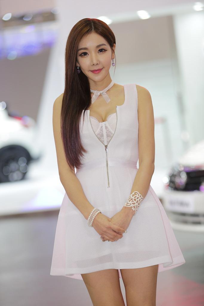 Photo of car model Li Zhenying in Korea