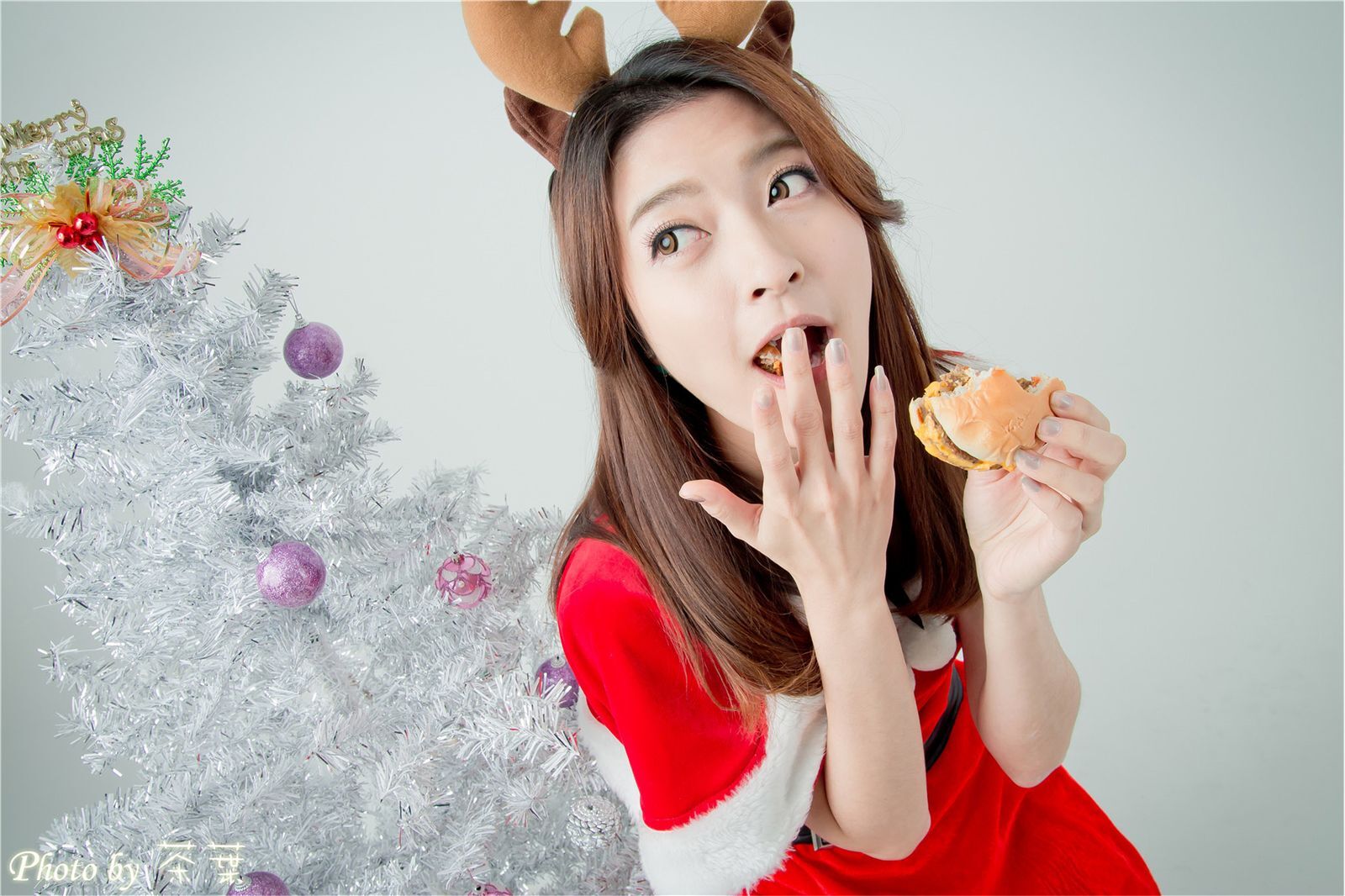 Taiwan's top student Li Sixian sells cute Christmas clothes