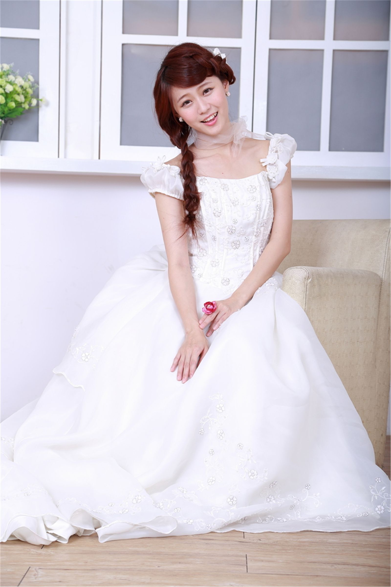 Girls' white wedding dress of Electrical Engineering Department