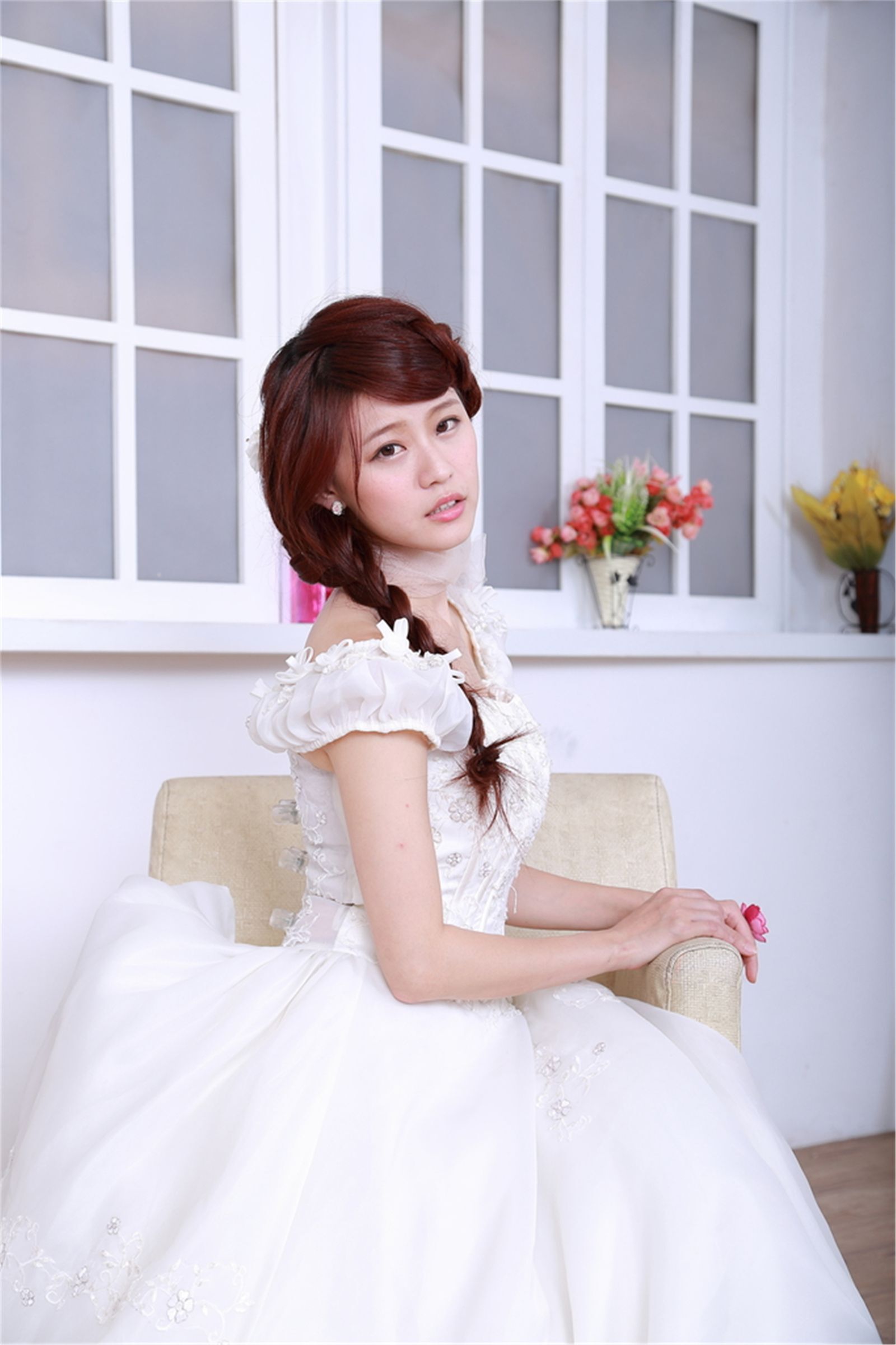 Girls' white wedding dress of Electrical Engineering Department