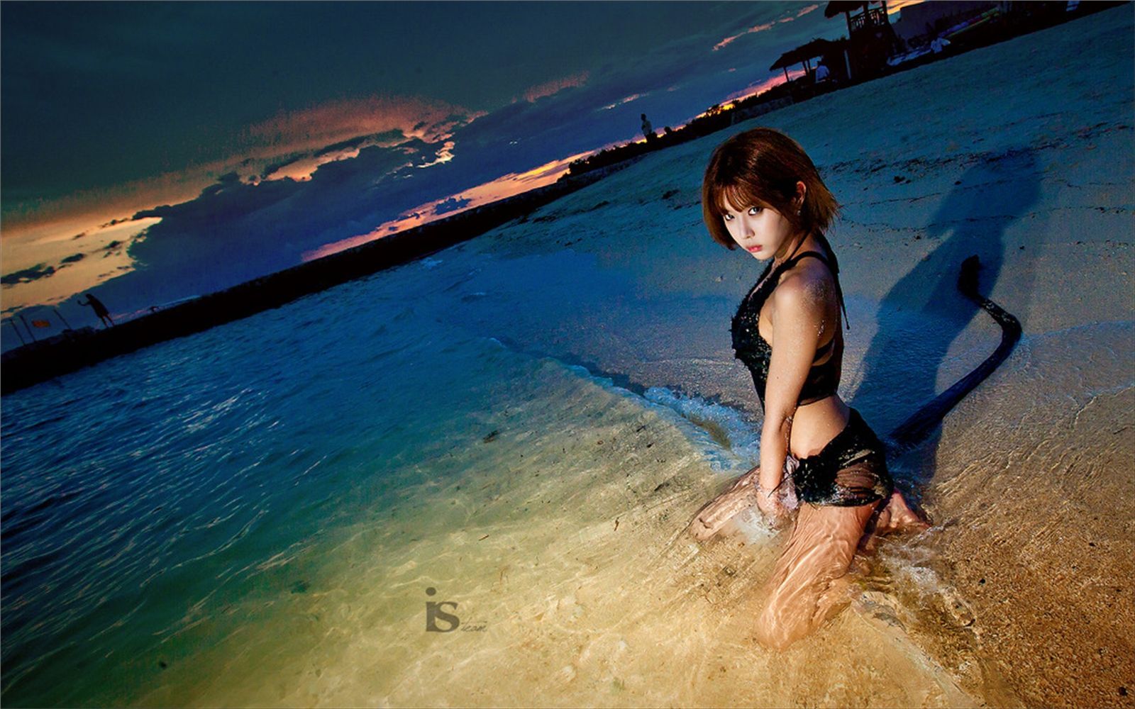 韩国超模许允美 黑花连裙衣海边写真