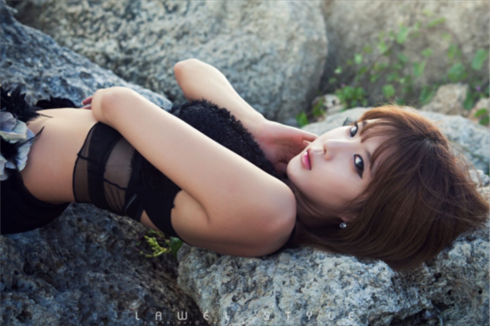South Korean supermodel Xu Yunmei's black flower dress