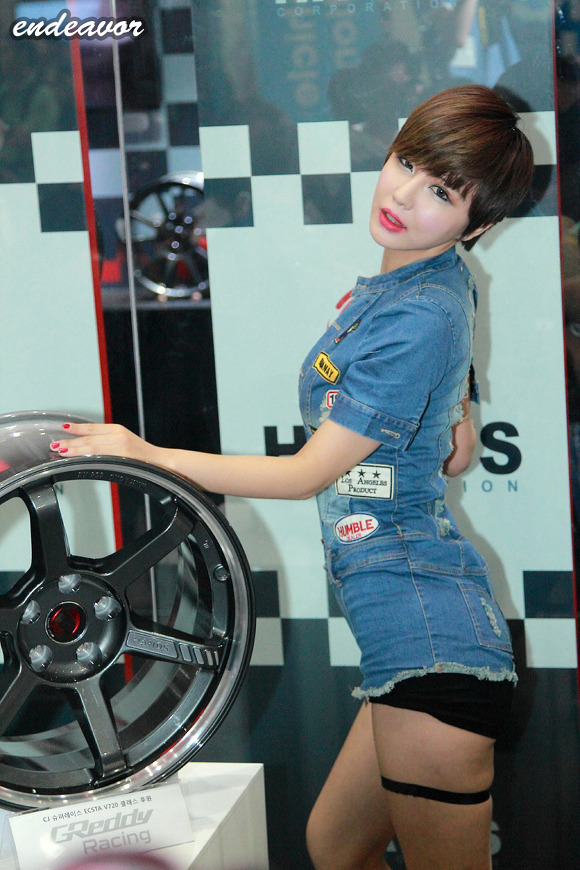 Super sexy beauty car model Liu Zhihui show sexy jeans