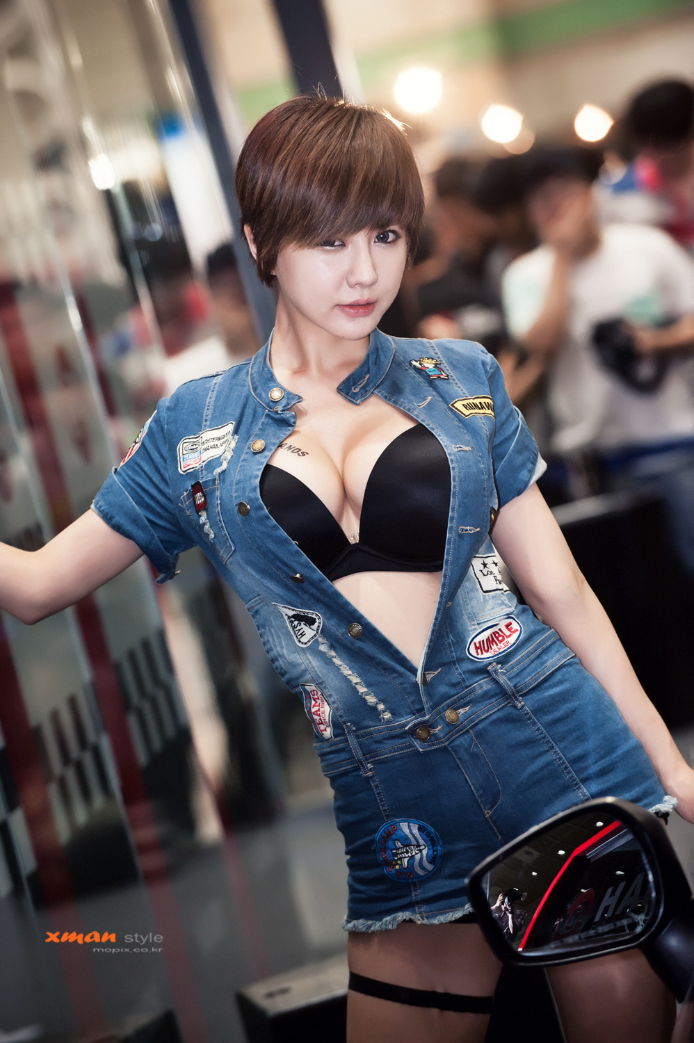 Super sexy beauty car model Liu Zhihui show sexy jeans