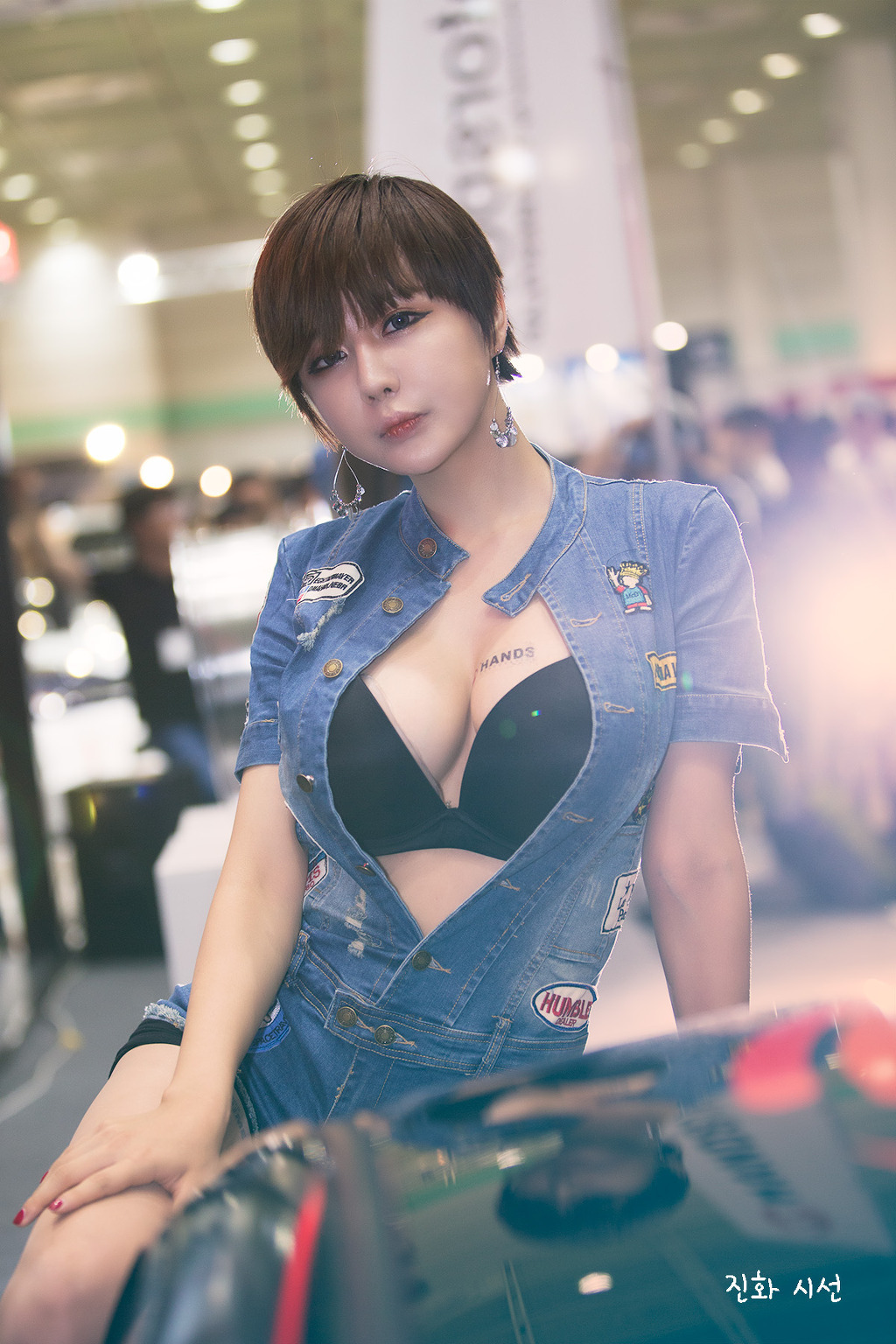 Super sexy beauty car model Liu Zhihui show sexy jeans