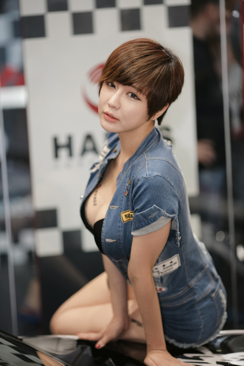 Super sexy beauty car model Liu Zhihui show sexy jeans