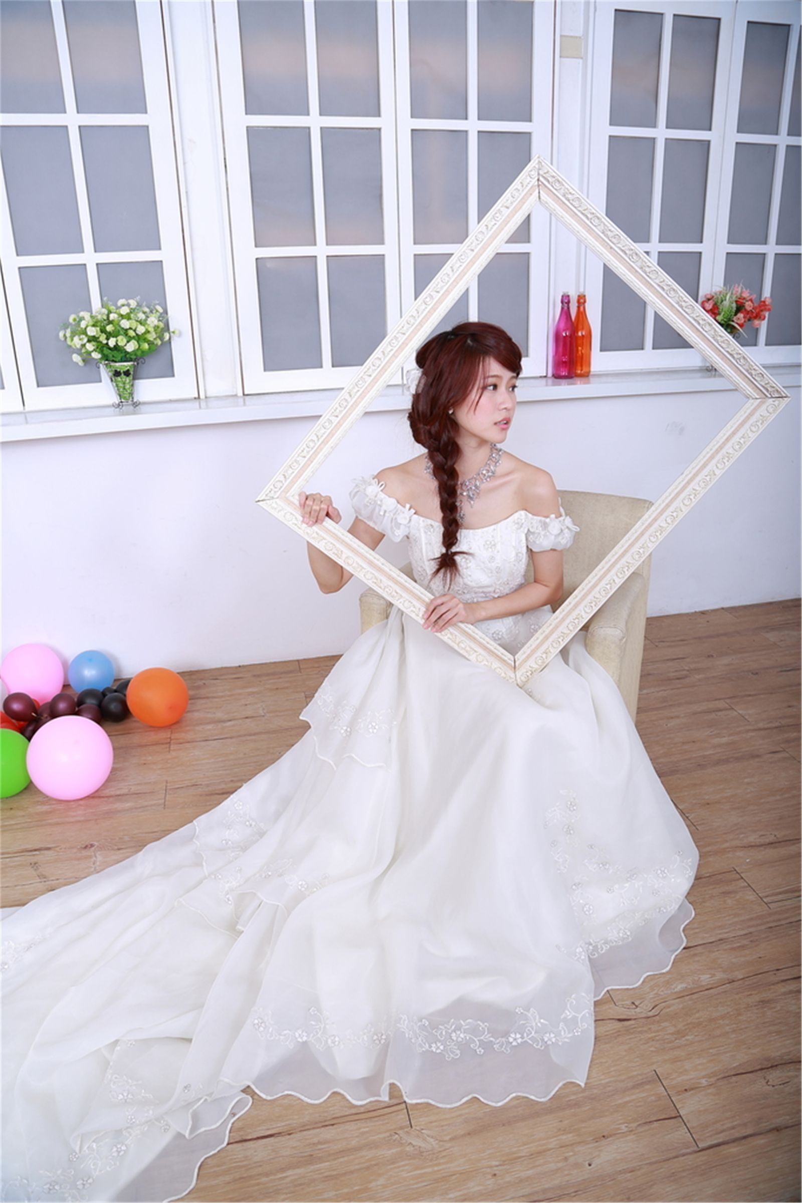Beautiful women's sexy wedding dress in the Department of mechanical and electrical engineering of University