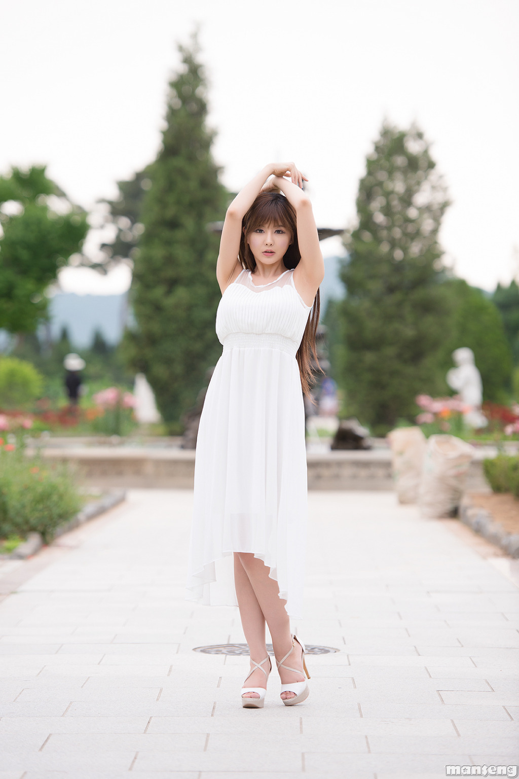 Super sexy beauty car model Liu Zhihui's long white skirt