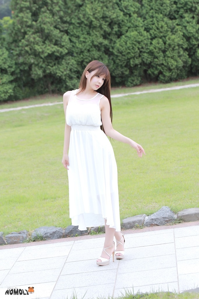 Super sexy beauty car model Liu Zhihui's long white skirt