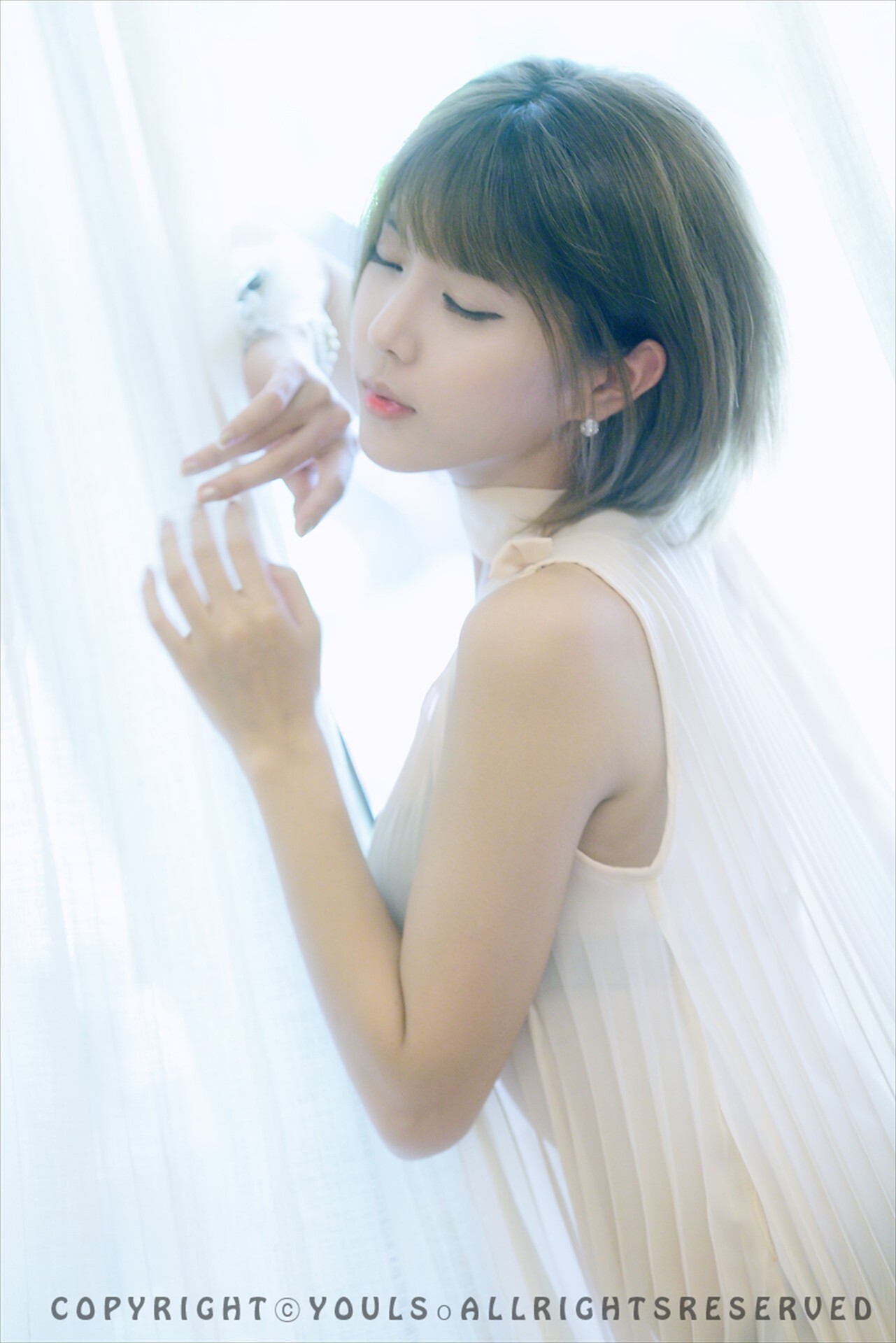 韩国超模许允美  白纱裙室拍写真