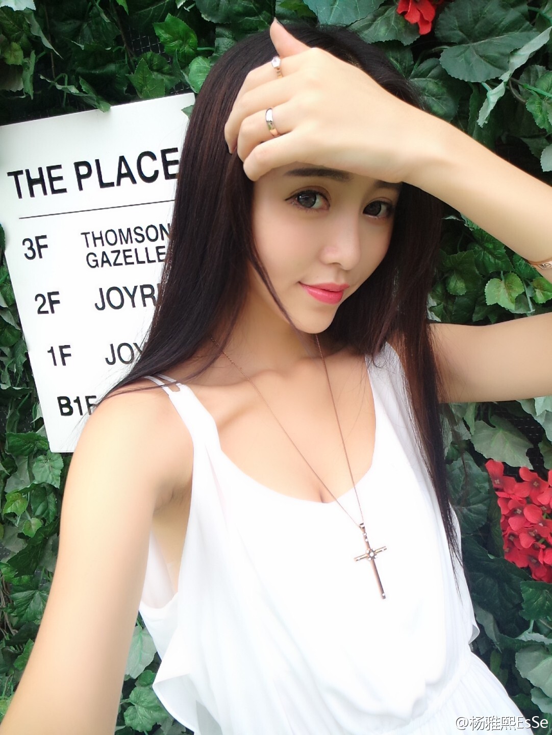 Best shape award in Model Contest - Yang Yaxi's Micro blog life self photo 2