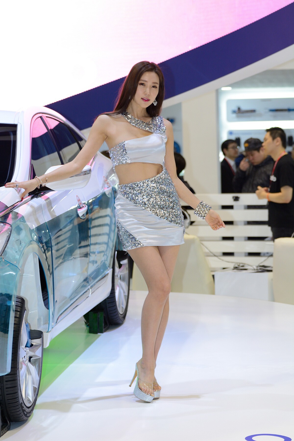 Cui Yuzhen, a beautiful car model at 2015 Korea auto show