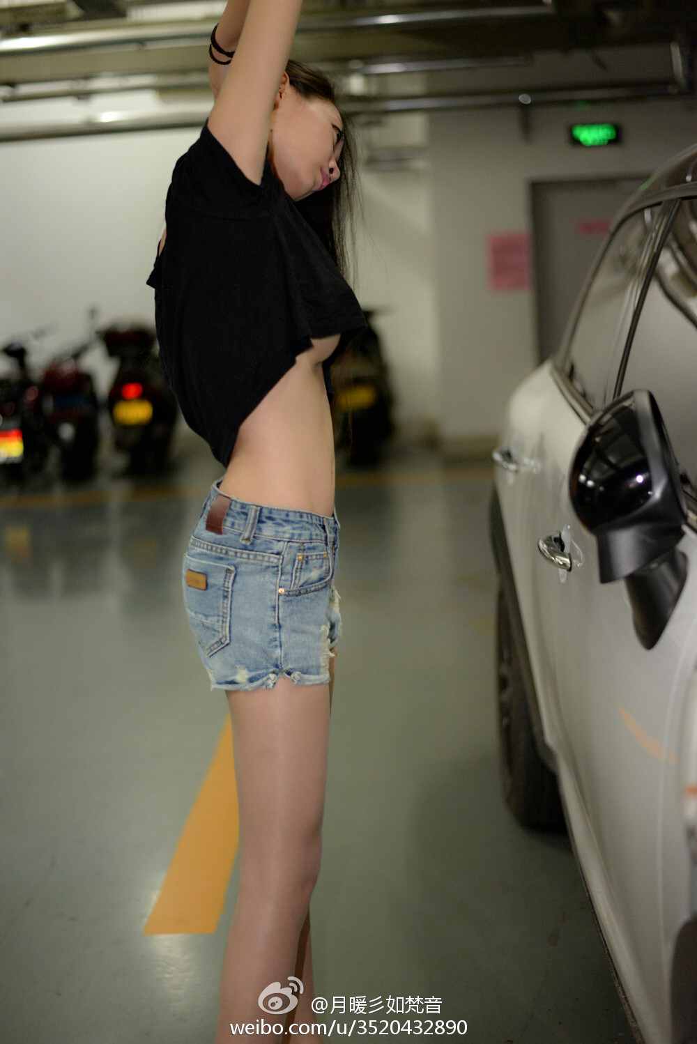 Micro blog goddess yuenuan's photo of black silk legs