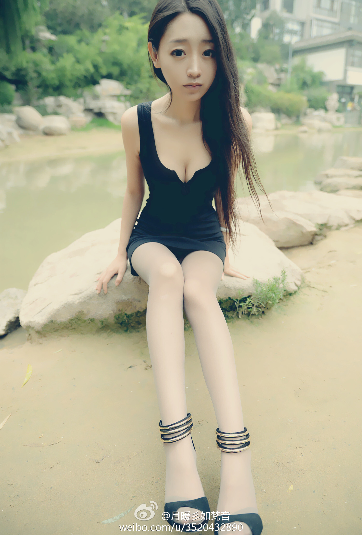 Micro blog goddess yuenuan's photo of black silk legs