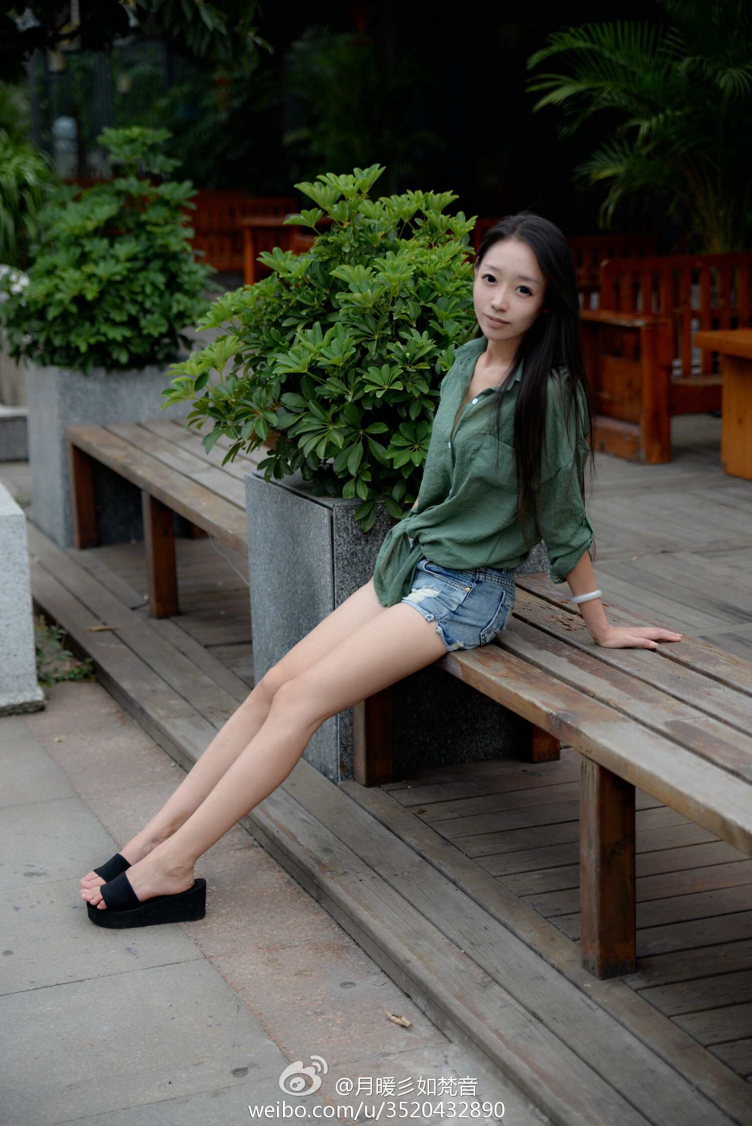 Micro blog goddess yuenuan's photo of black silk legs