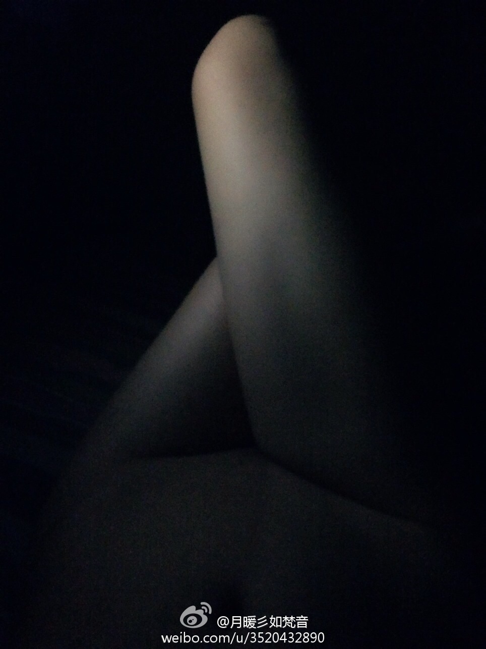 微博女神月暖彡如梵音黑丝美腿写真
