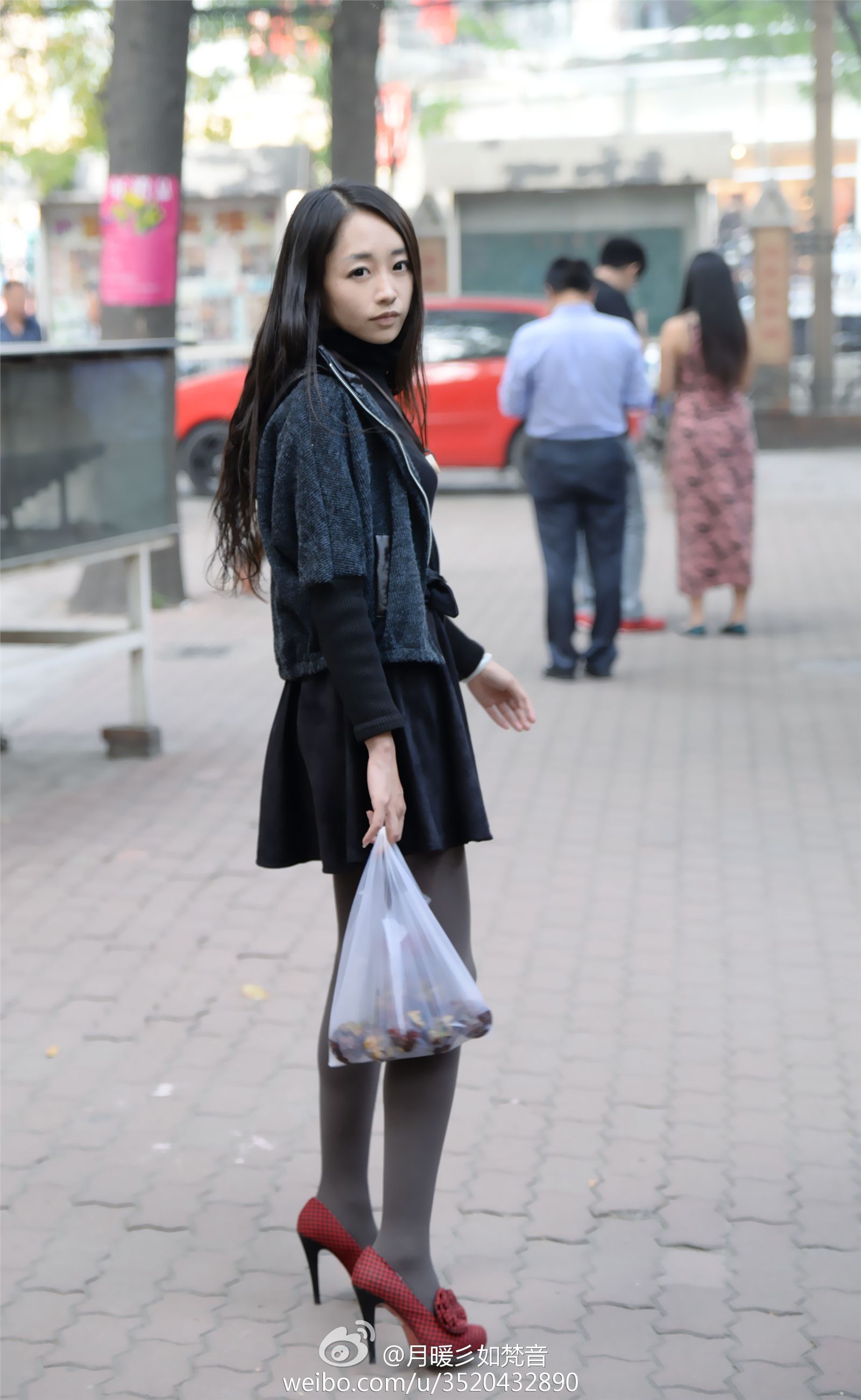 Micro blog goddess yuenuan's photo of black silk legs