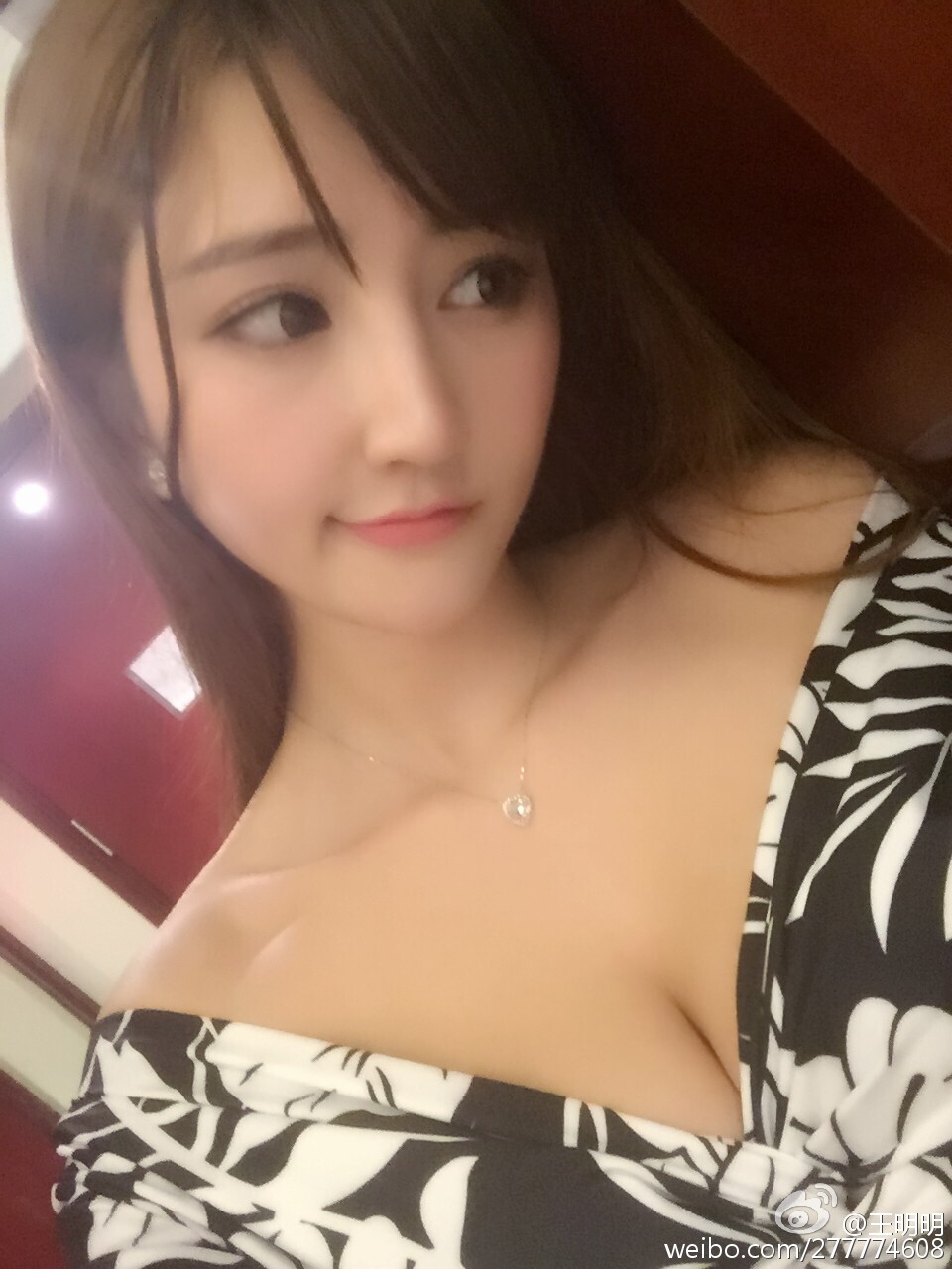 胸模冠军王明明最近微博图集 面孔专辑