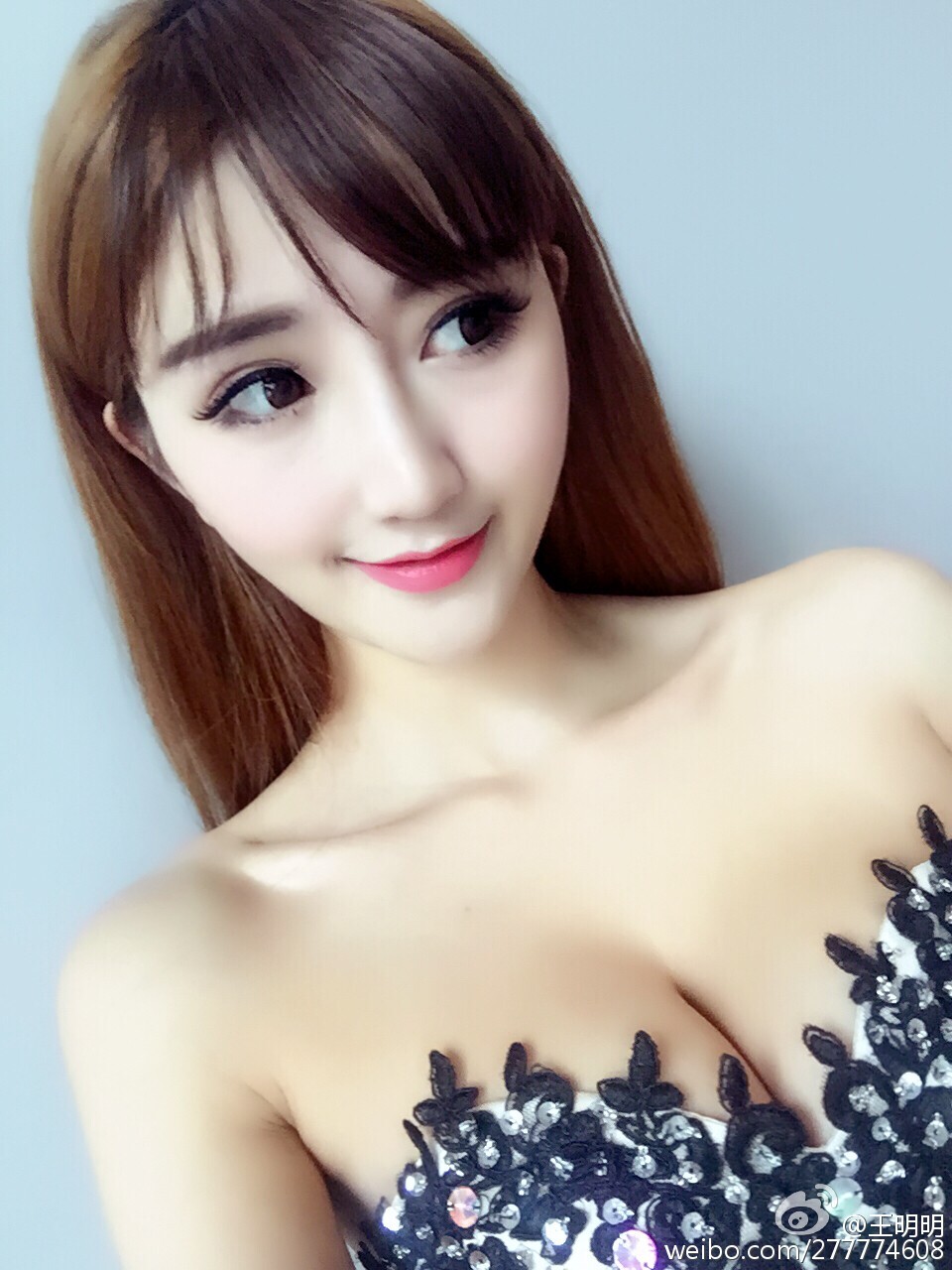 Breast model champion Wang Mingming's latest face album