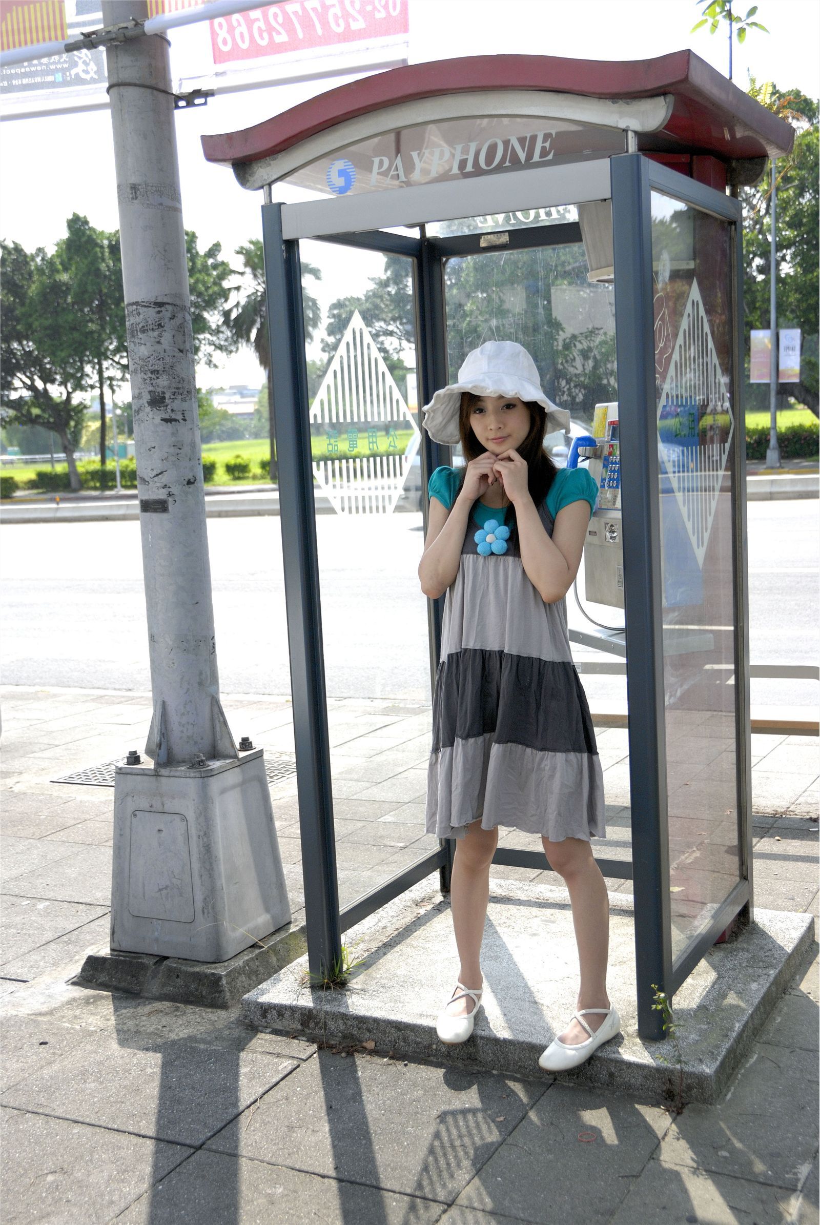 台湾清纯美女果子MM张凯洁 芭比服装外拍