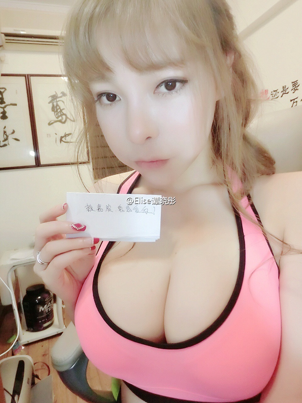 Micro blog photos of Elise Tan Xiaotong, a 34F model with big breasts