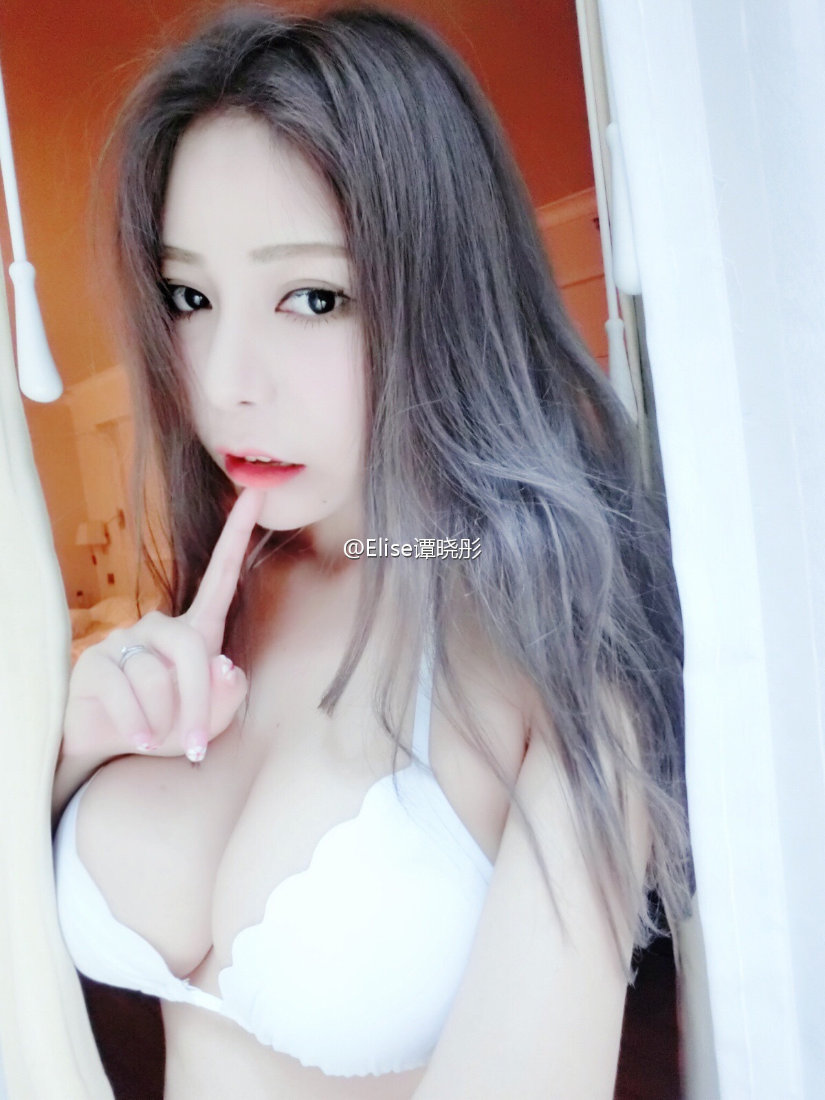 Micro blog photos of Elise Tan Xiaotong, a 34F model with big breasts