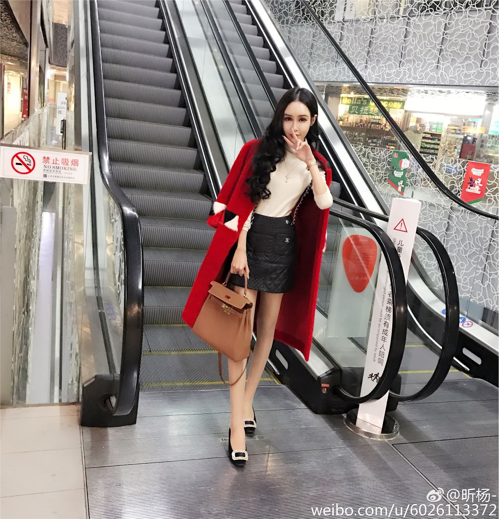The latest album of popular model Xinyang kitty on Weibo