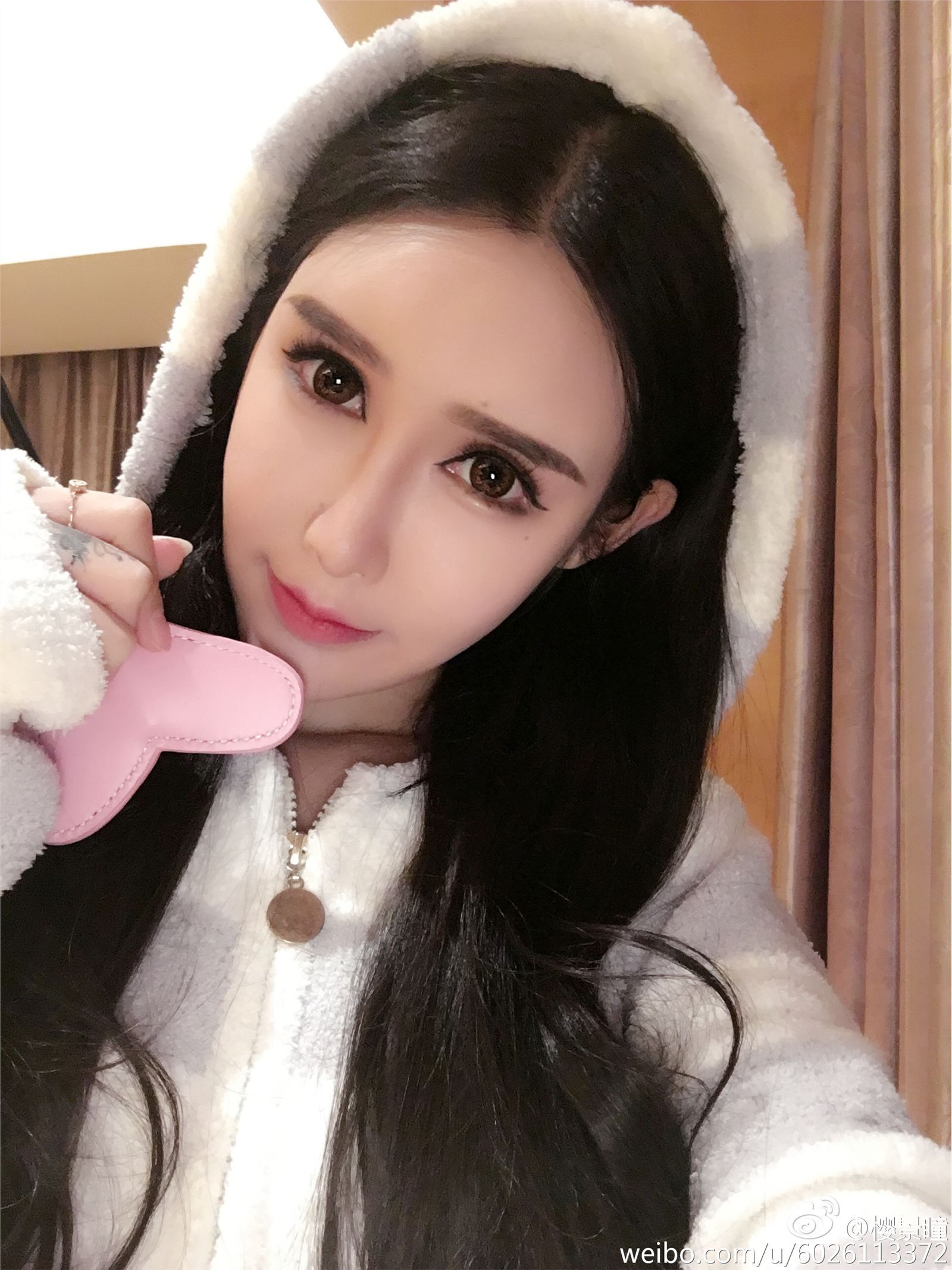 The latest album of popular model Xinyang kitty on Weibo