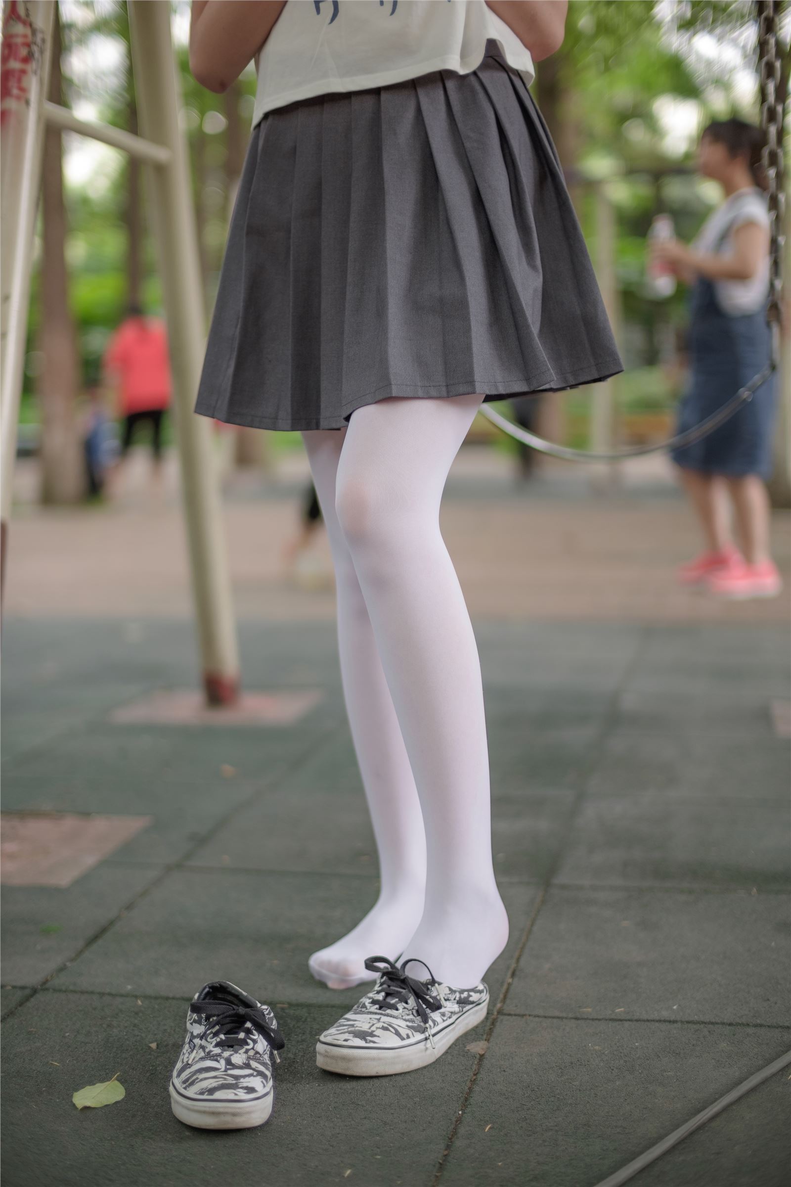 [森萝财团]萝莉丝足写真 R15-014 白丝妹妹游园