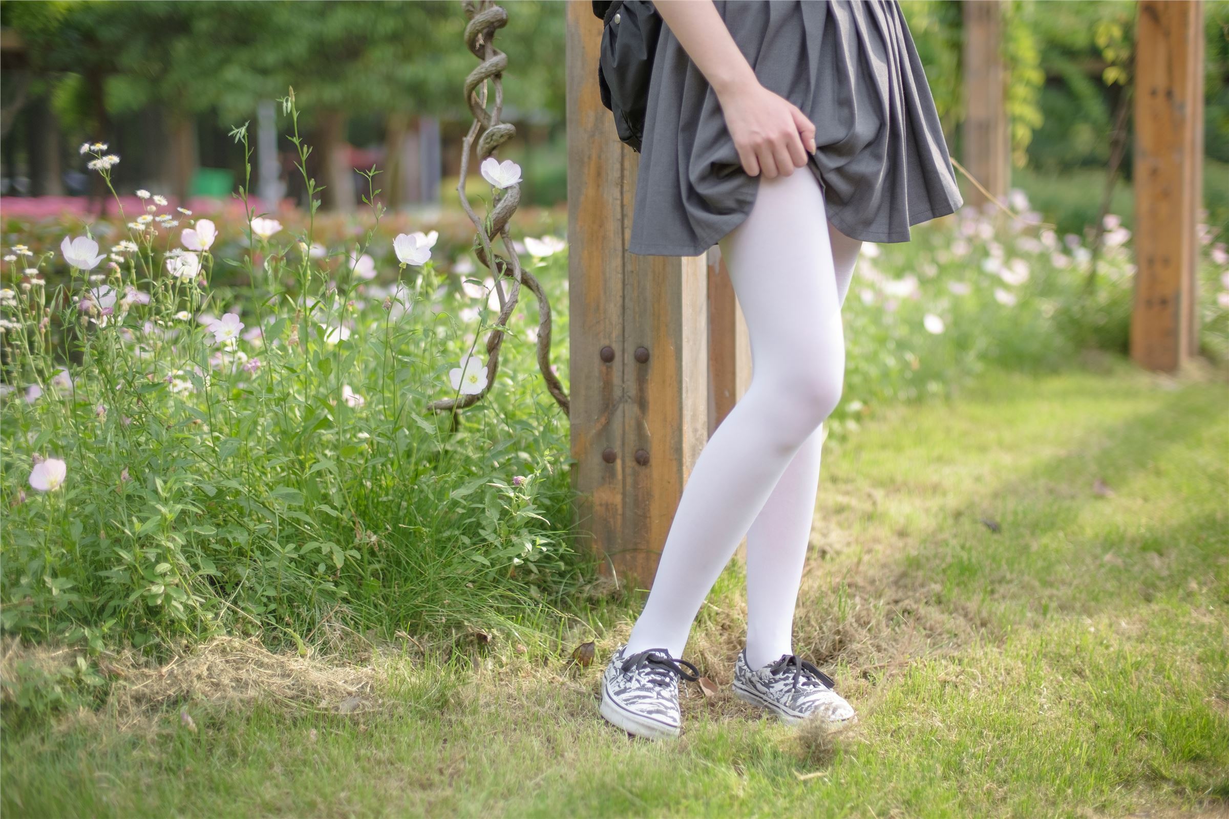 [森萝财团]萝莉丝足写真 R15-014 白丝妹妹游园