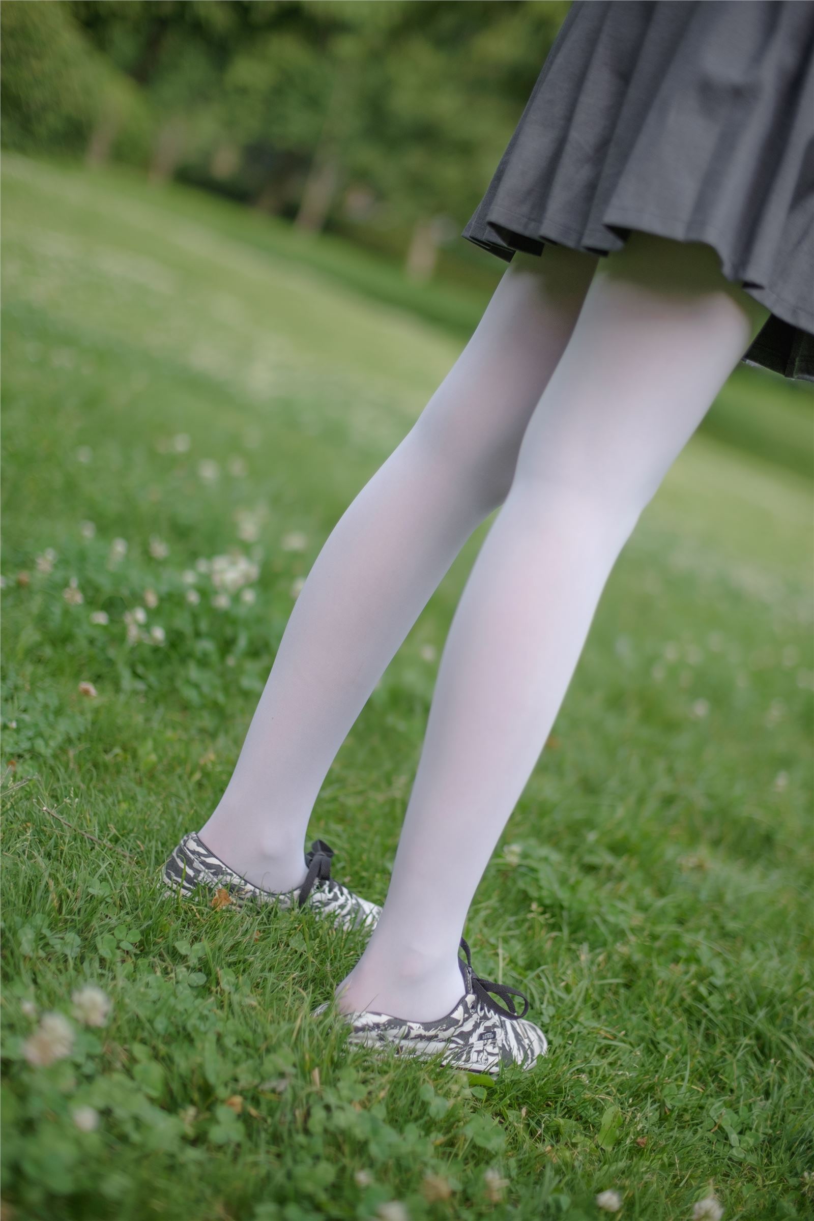 [森萝财团]萝莉丝足写真 R15-014 白丝妹妹游园