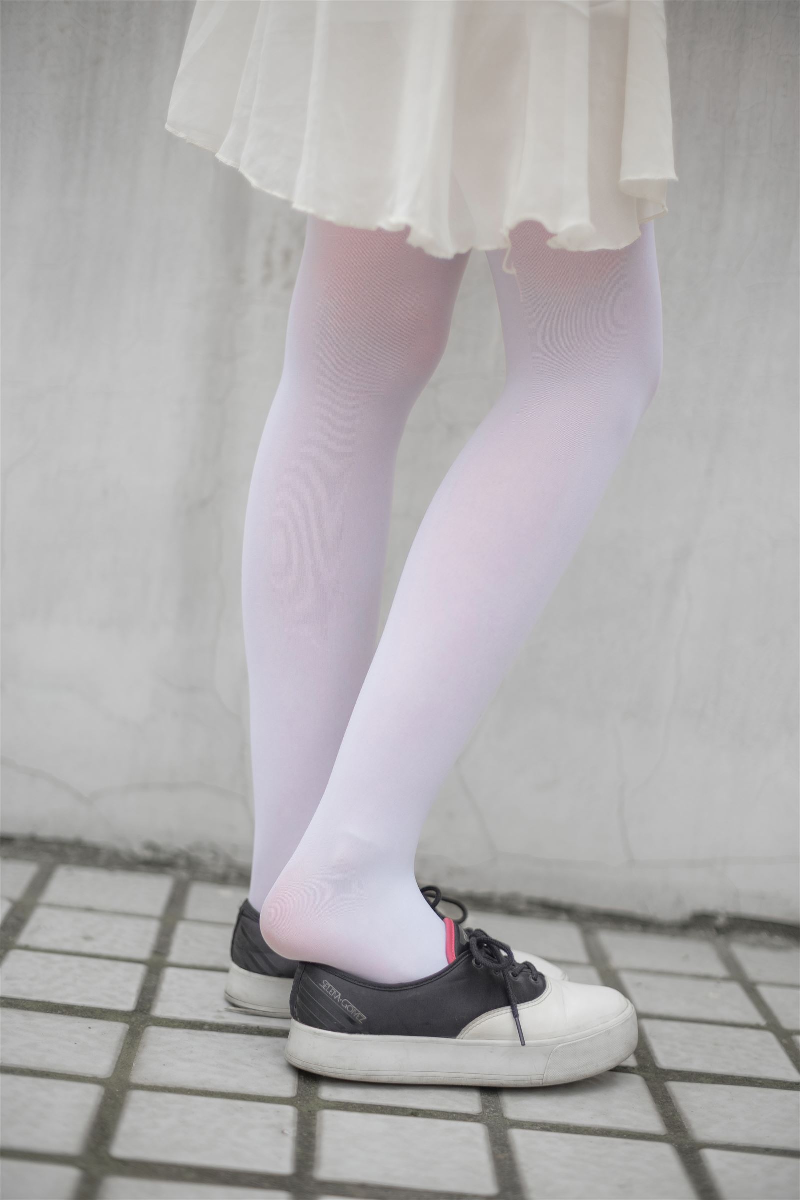 [Sen Luo consortia] rolis foot photo r15-007 Tulle girl on windowsill