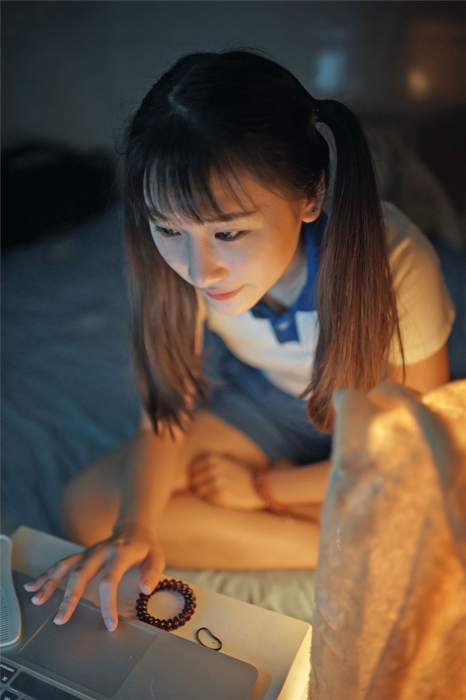 Bowing to the big guy, cute girl in Shenzhen school uniform, maid in Hong Kong