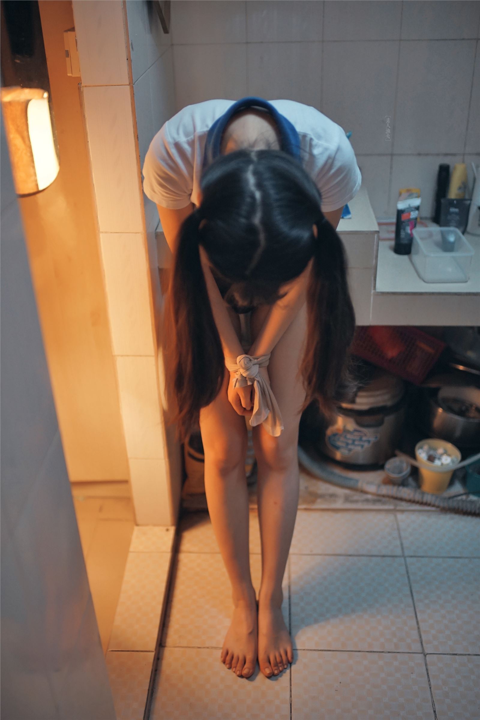 Bowing to the big guy, cute girl in Shenzhen school uniform, maid in Hong Kong