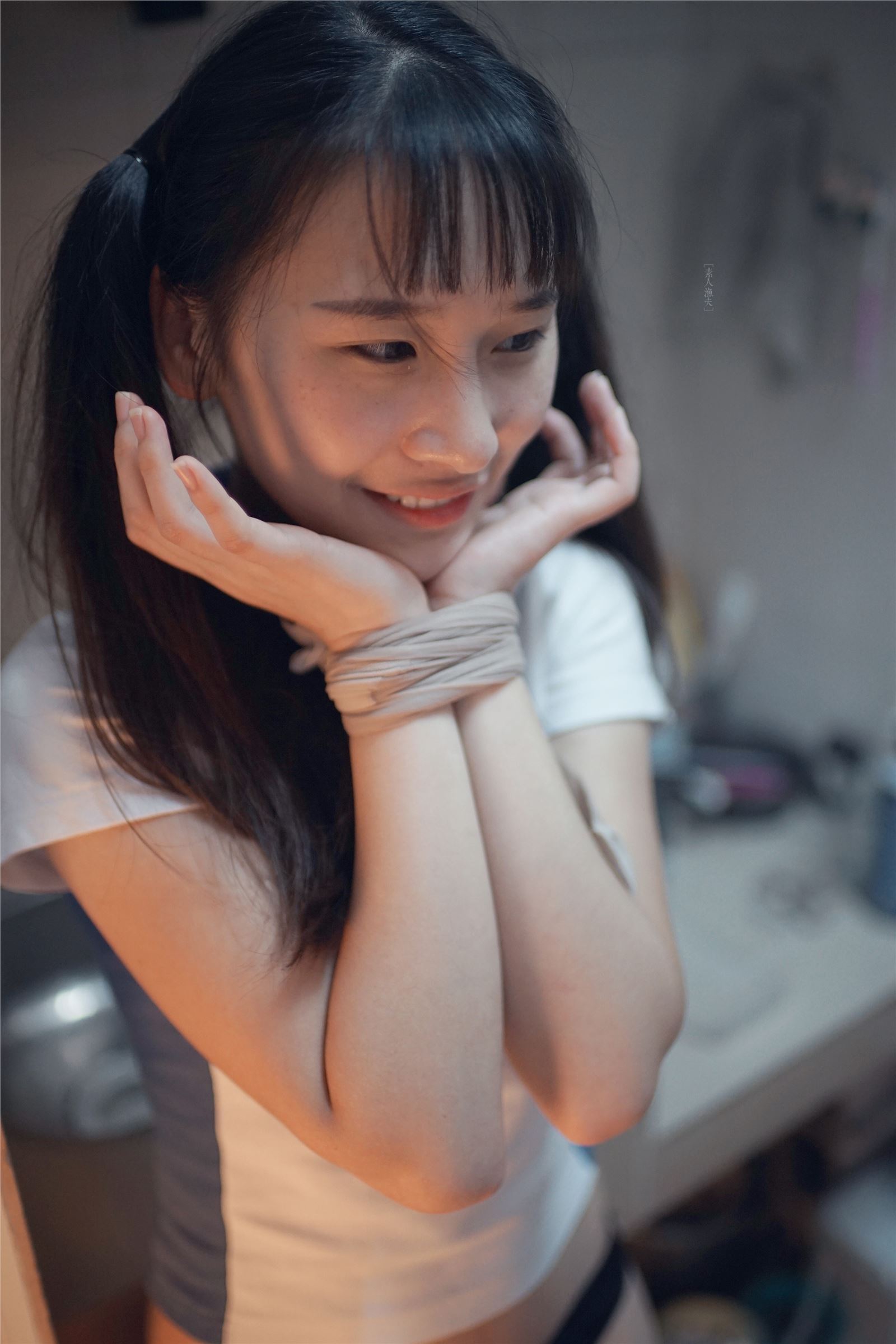 Bowing to the big guy, cute girl in Shenzhen school uniform, maid in Hong Kong