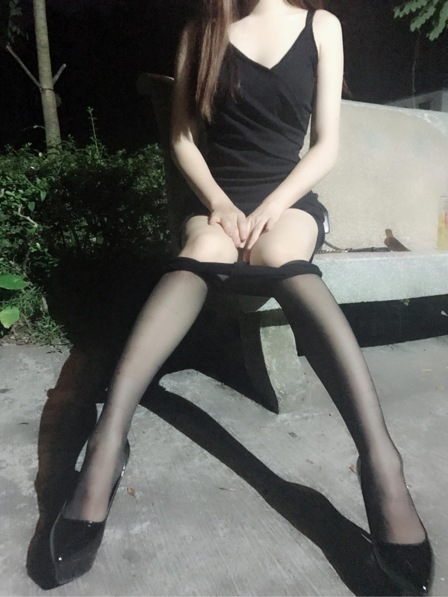 户外黑丝露出  隔壁小姐姐