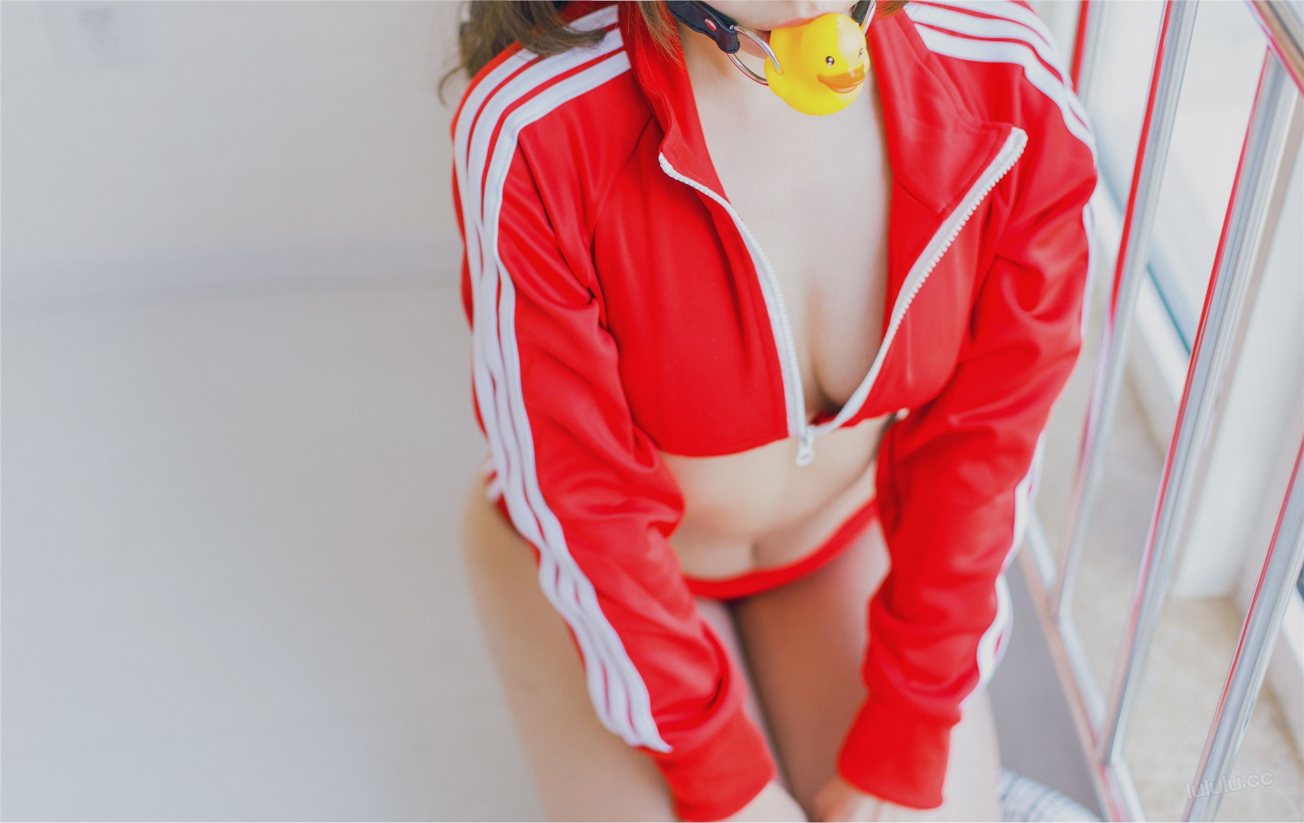 Almond red sportswear