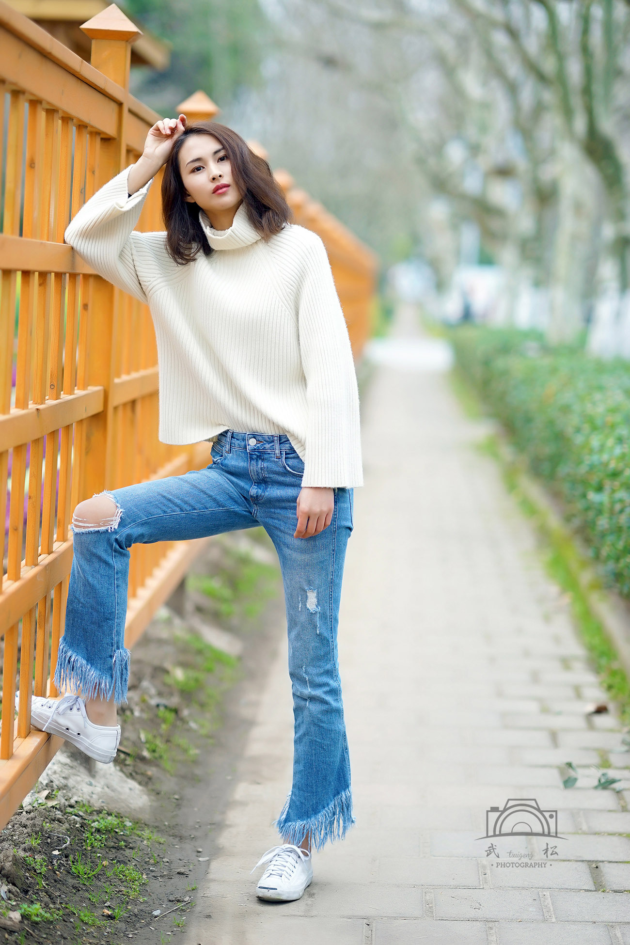 Sexy outdoor photo of beauty in white jeans